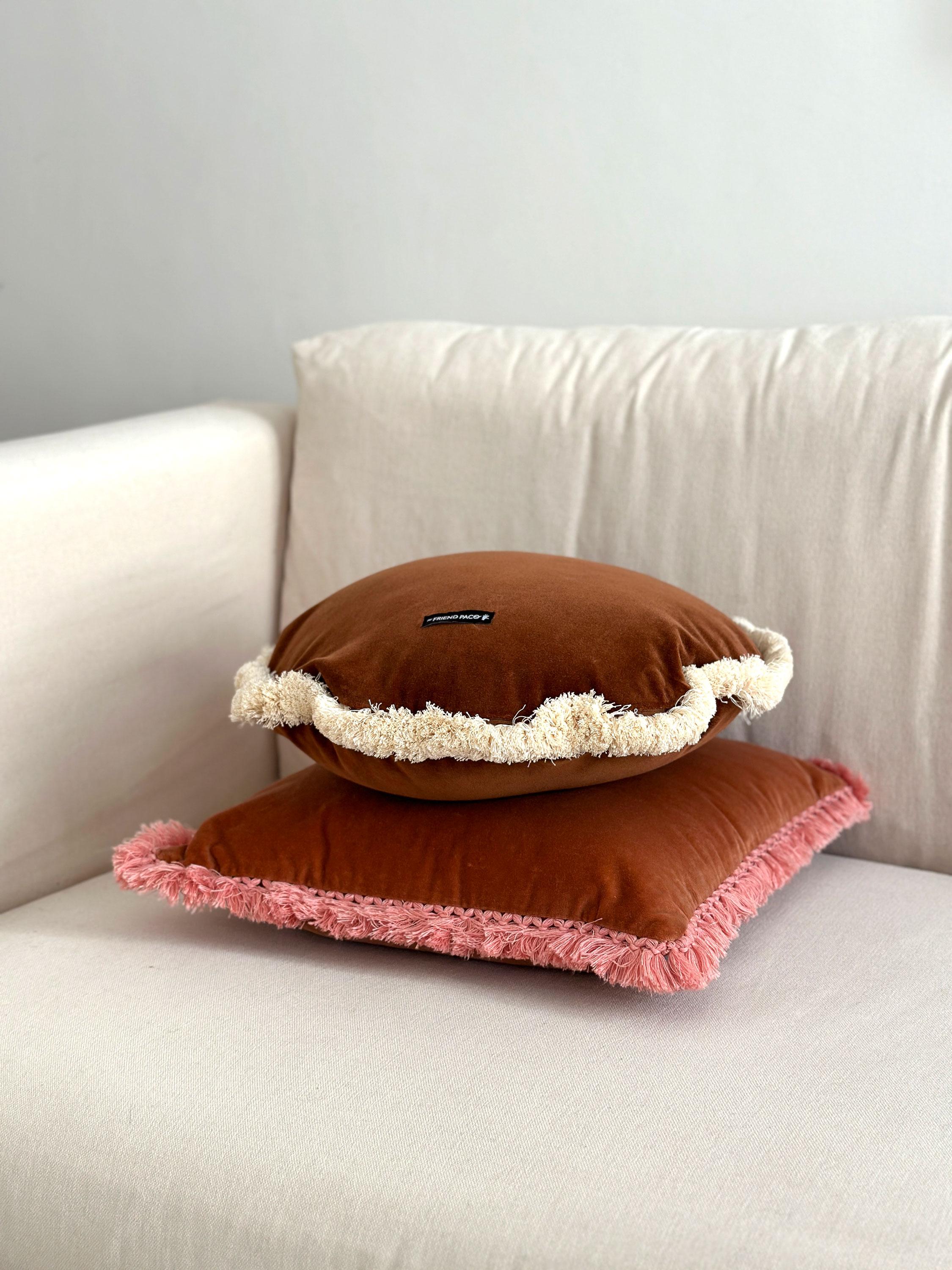 Portoghese Cuscino decorativo Daisy Round Blue Velvet Deluxe realizzato a mano in vendita