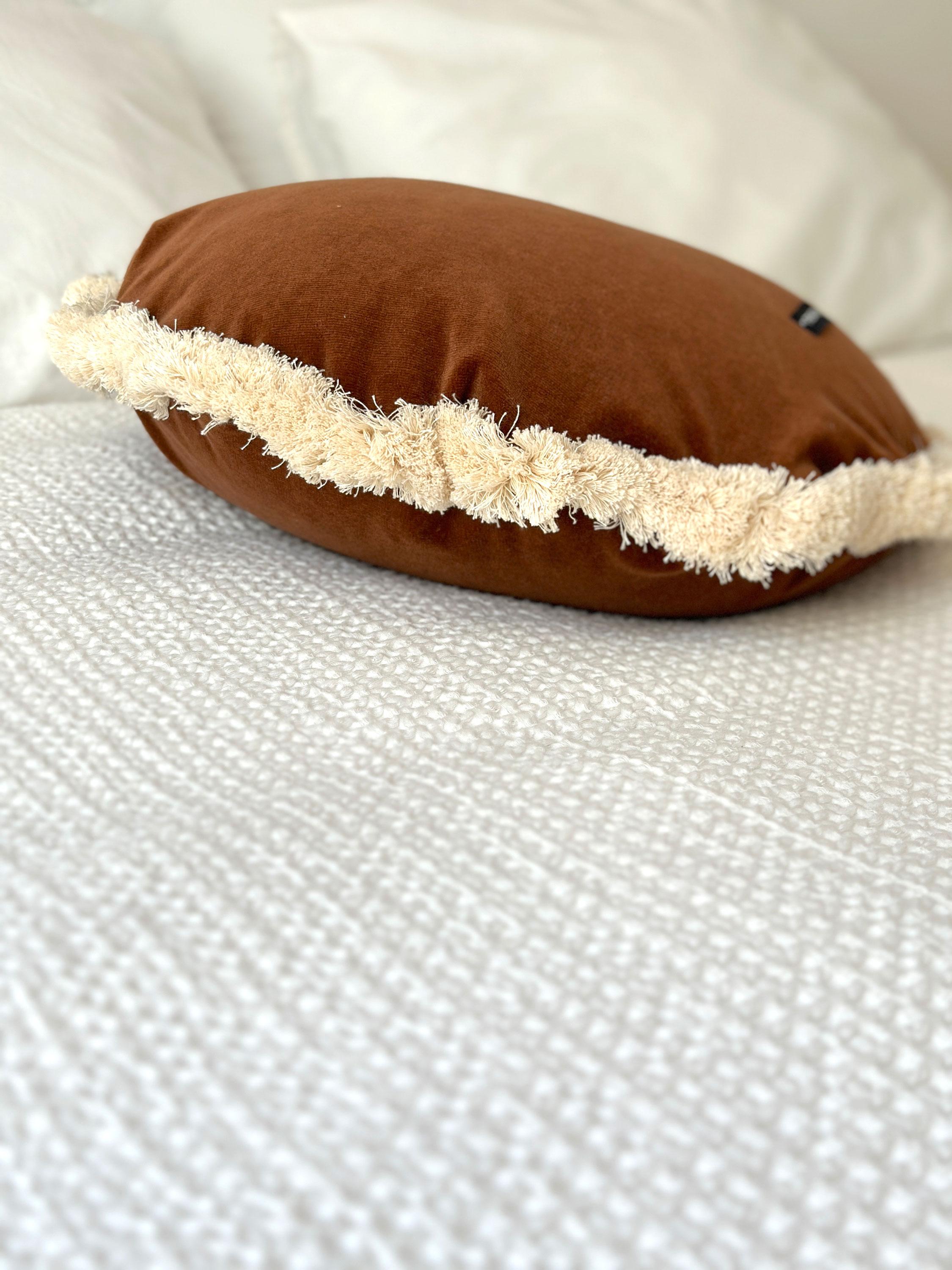 Moderno Cuscino decorativo Daisy rotondo in velluto verde Greene & Greene Deluxe fatto a mano in vendita