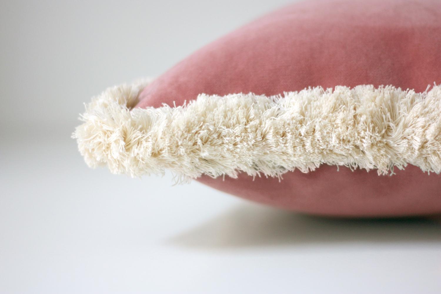 Cuscino decorativo Daisy rotondo in velluto verde Greene & Greene Deluxe fatto a mano In condizioni Nuovo in vendita a Viseu, PT