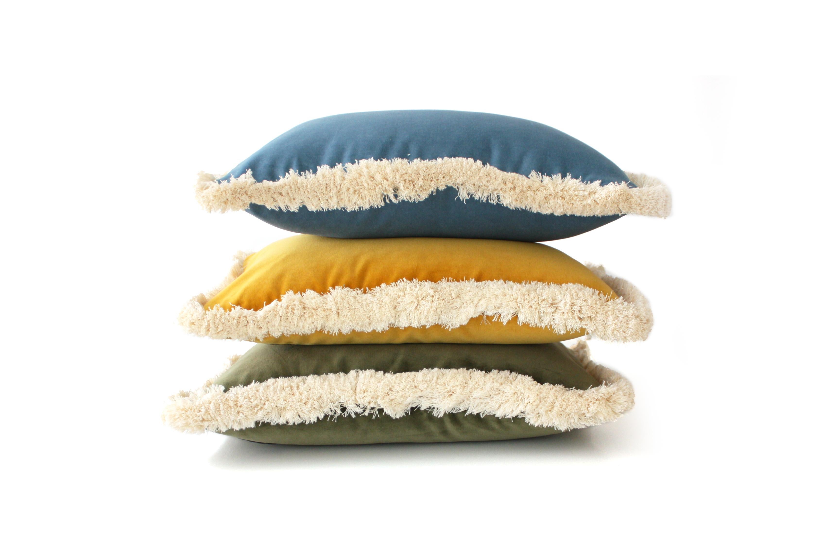 XXI secolo e contemporaneo Cuscino decorativo Daisy rotondo in velluto verde Greene & Greene Deluxe fatto a mano in vendita