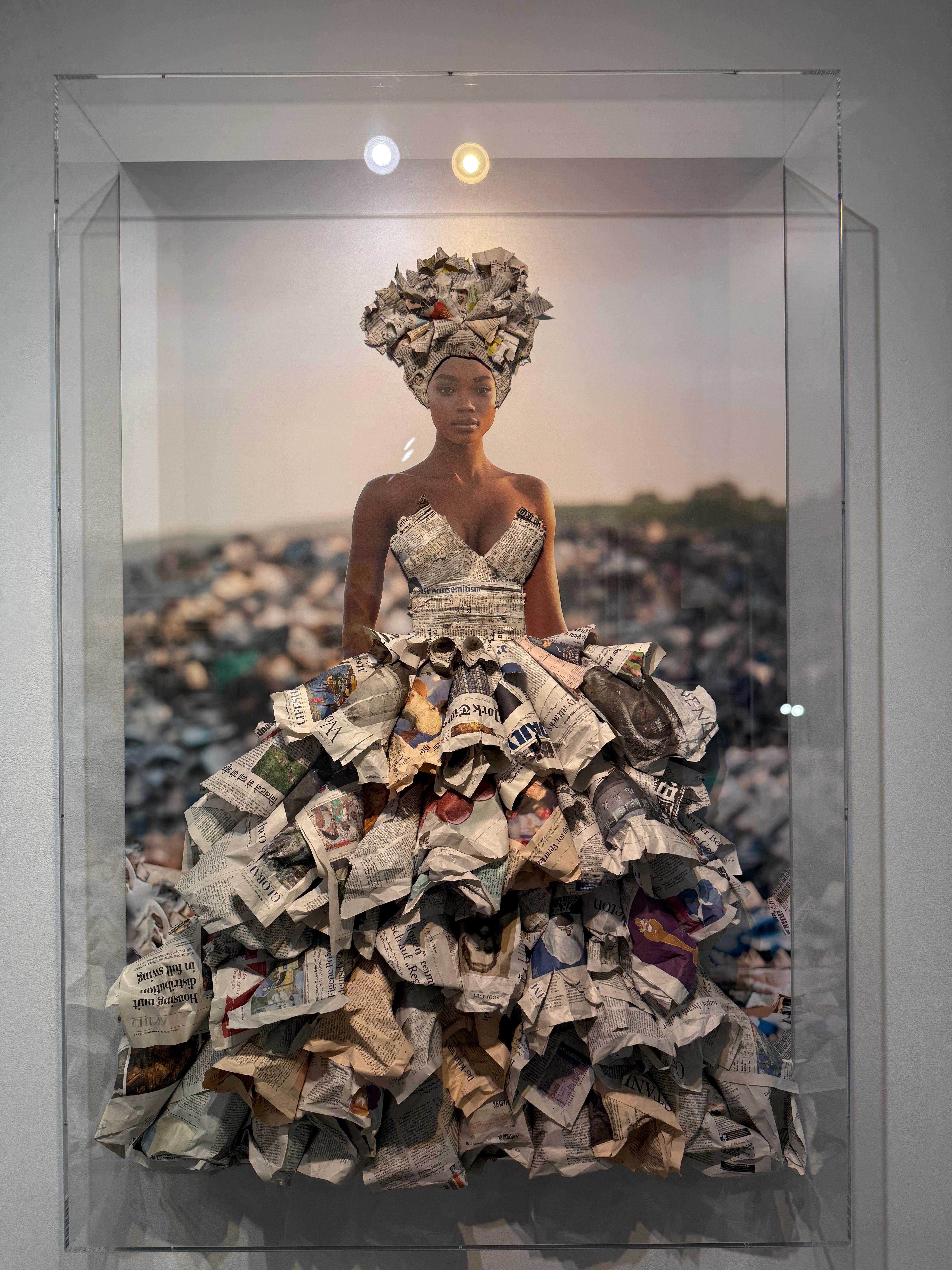 Garbage Queen est une série mixte saisissante qui mêle la photographie à des déchets physiques - plastiques jetés, journaux et autres débris récupérés - assemblés en vêtements sculpturaux et apposés à la surface de chaque tirage. Les images sont