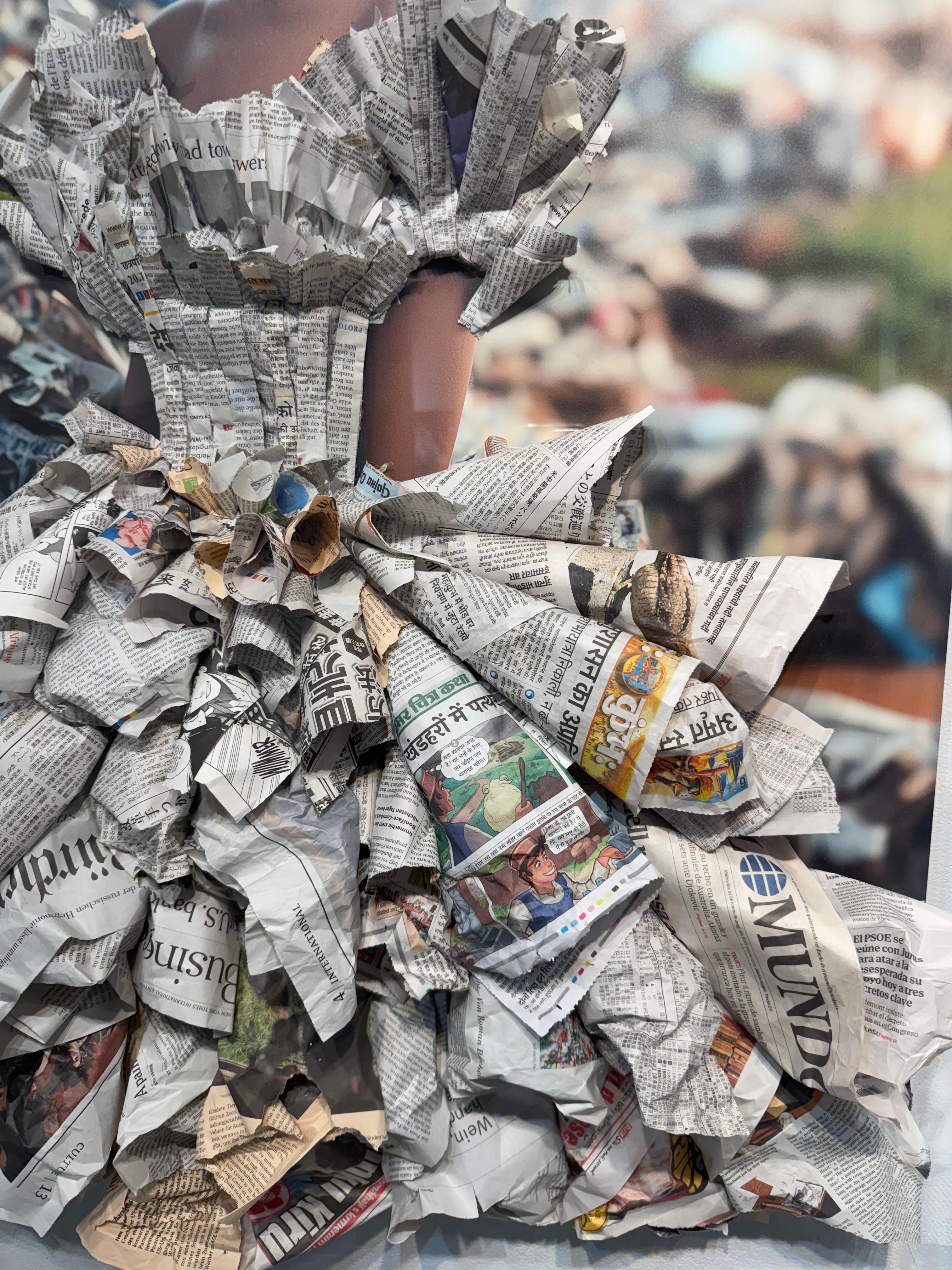 Garbage Queen est une série mixte saisissante qui mêle la photographie à des déchets physiques - plastiques jetés, journaux et autres débris récupérés - assemblés en vêtements sculpturaux et apposés à la surface de chaque tirage. Les images sont