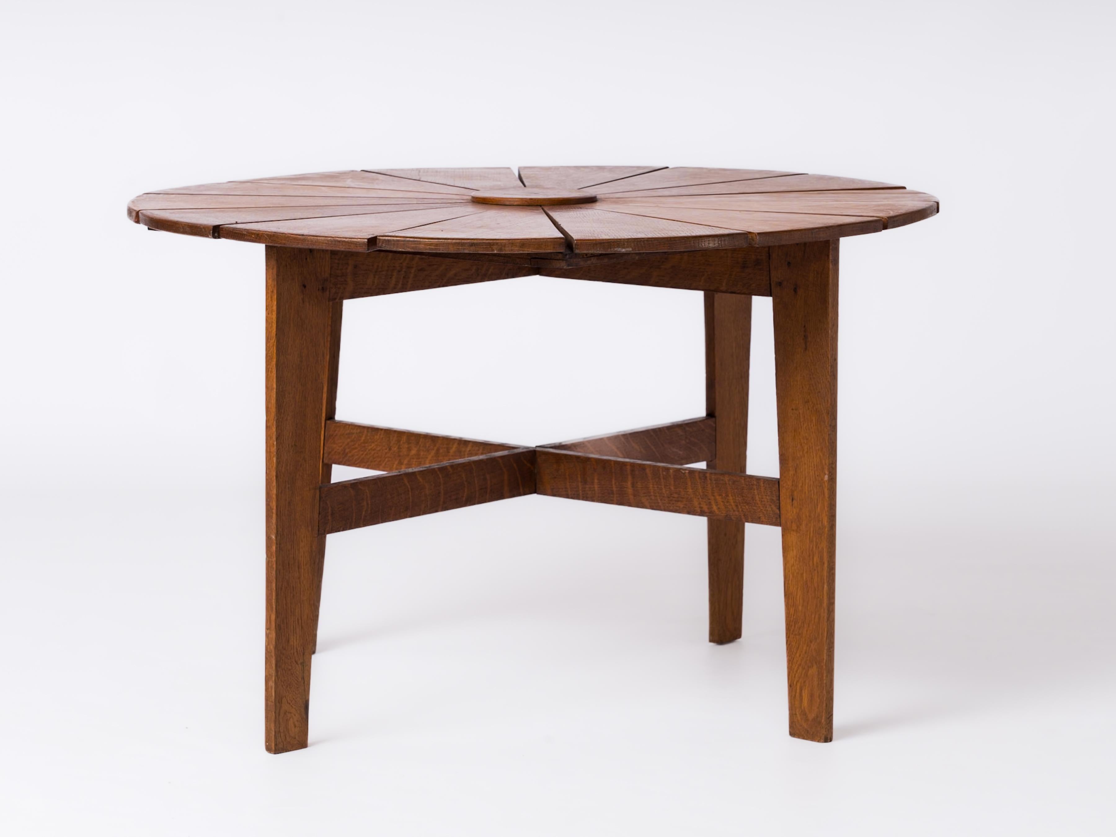 Table basse en chêne patiné de l'époque de la Reconstruction, en forme de marguerite, à lattes concentriques. En bonne condition vintage. Dans le style de Marcel Gascoin.
Dommages structurels mineurs et taches de décoloration. 
Cette table est