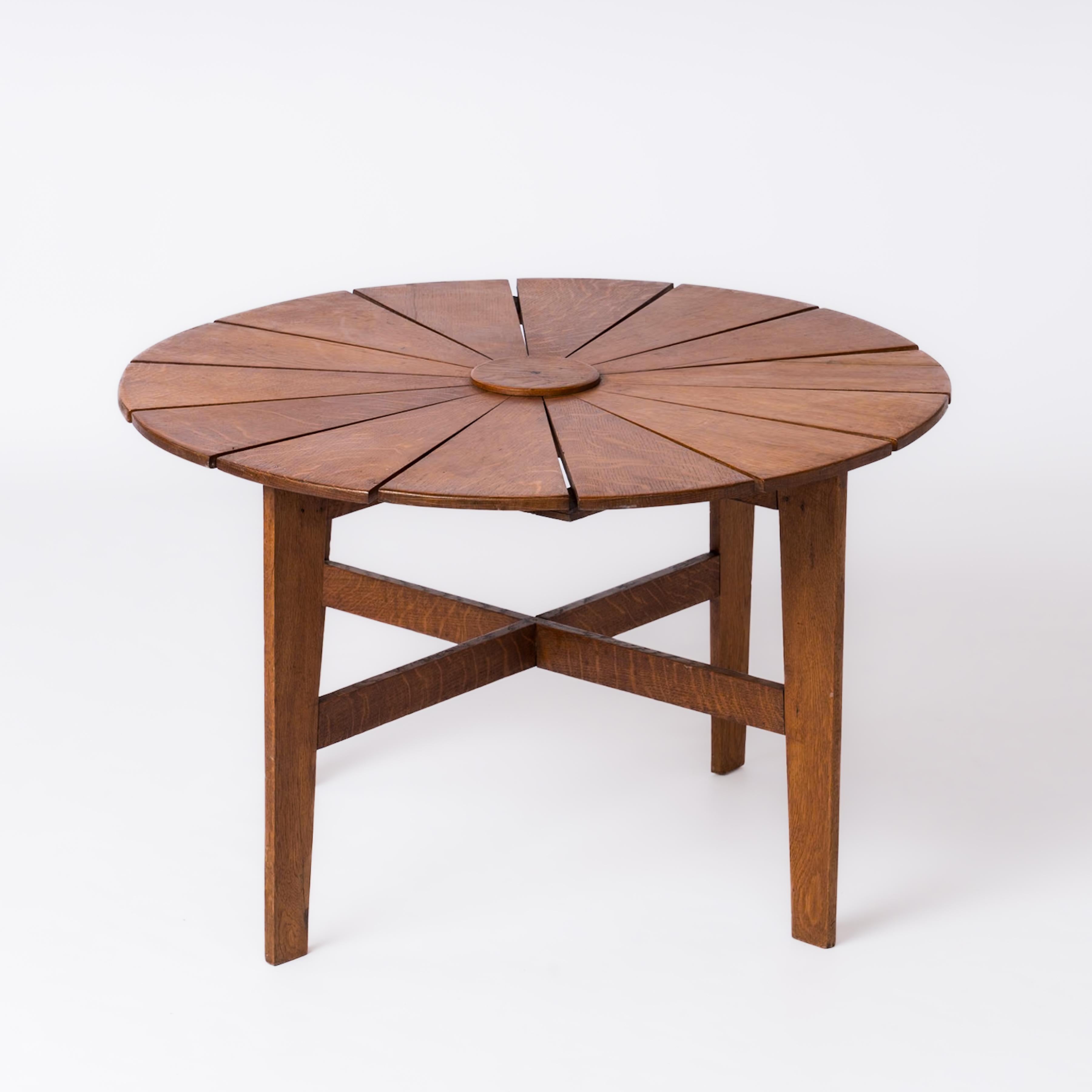 Table basse ronde à lattes en Oak Oak en forme de marguerite - France 1950's État moyen - En vente à New York, NY