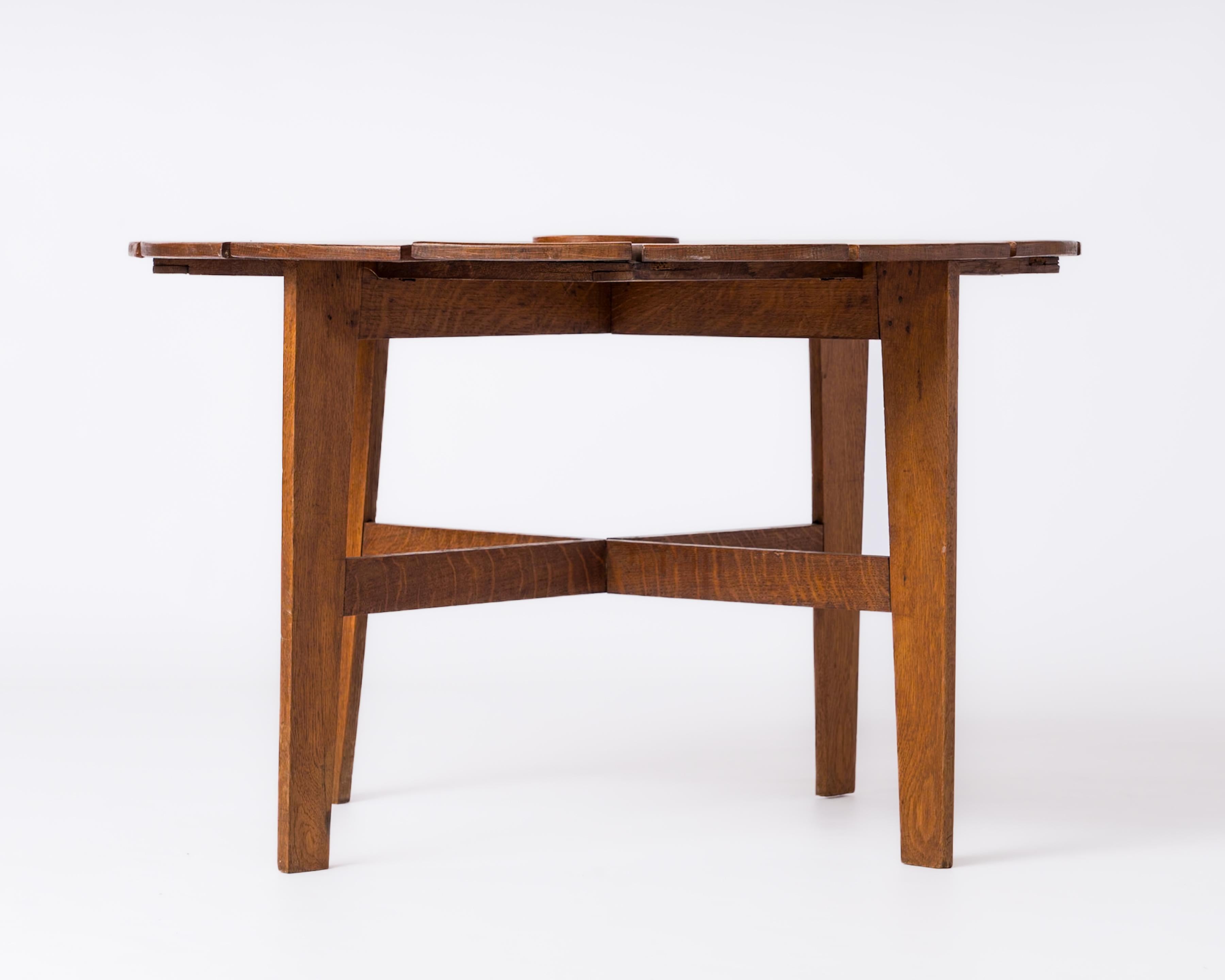 Milieu du XXe siècle Table basse ronde à lattes en Oak Oak en forme de marguerite - France 1950's en vente