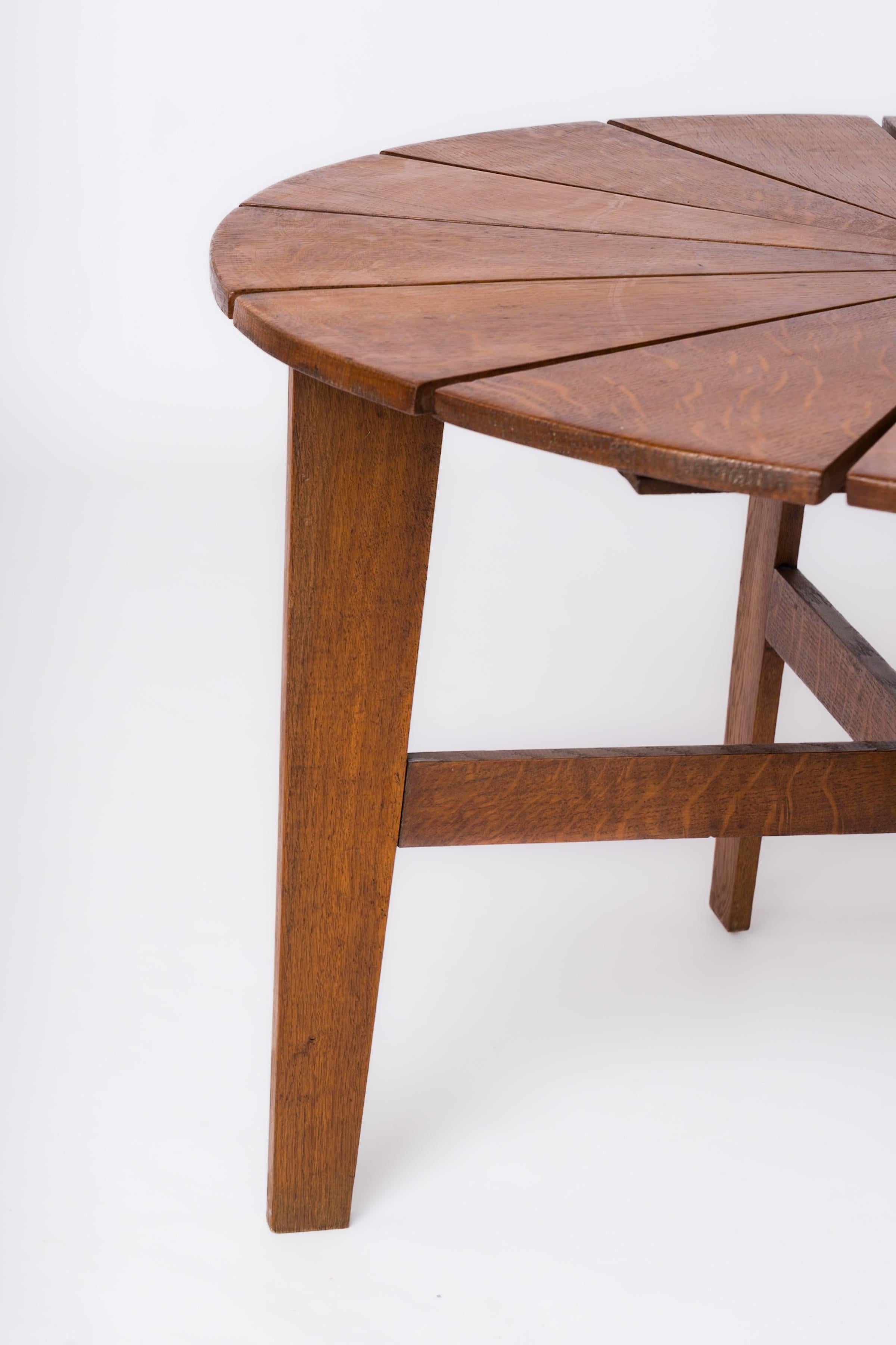 Chêne Table basse ronde à lattes en Oak Oak en forme de marguerite - France 1950's en vente