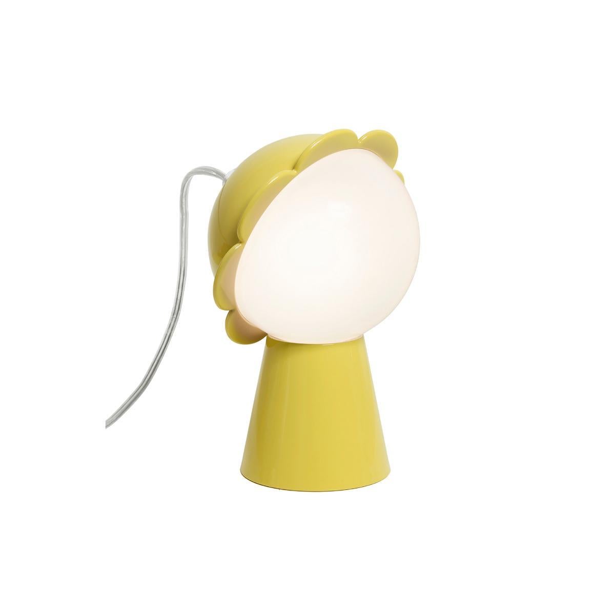 Plantée un jour par une fée coquette, la lampe Qeeboo Daisy tourne vers vous son projecteur le plus radieux pour réveiller l'amour. Le rendez-vous 