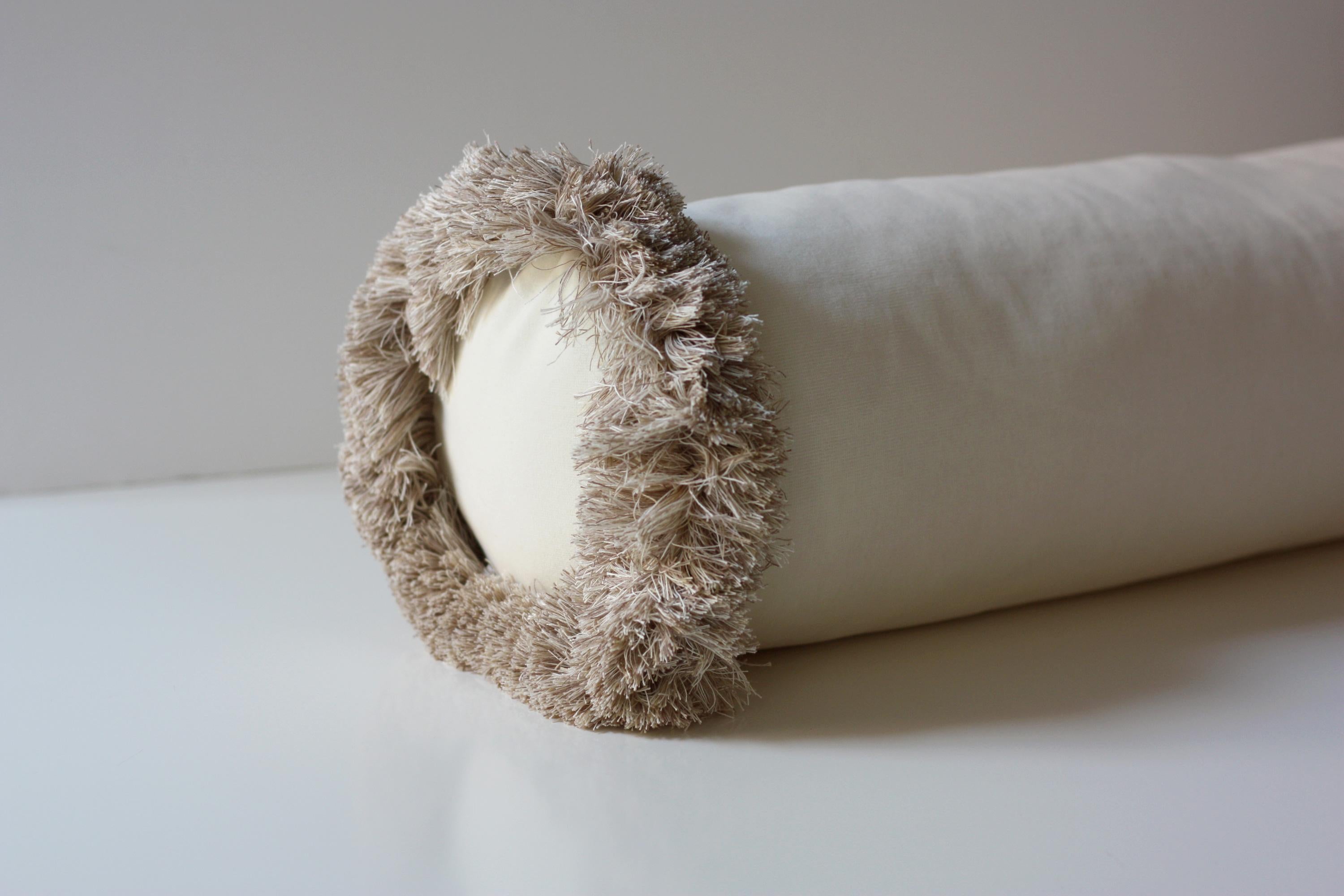 Daisy taupe fringe set of 2 Velvet Deluxe Handmade Decorative Pillows In New Condition For Sale In Viseu, PT