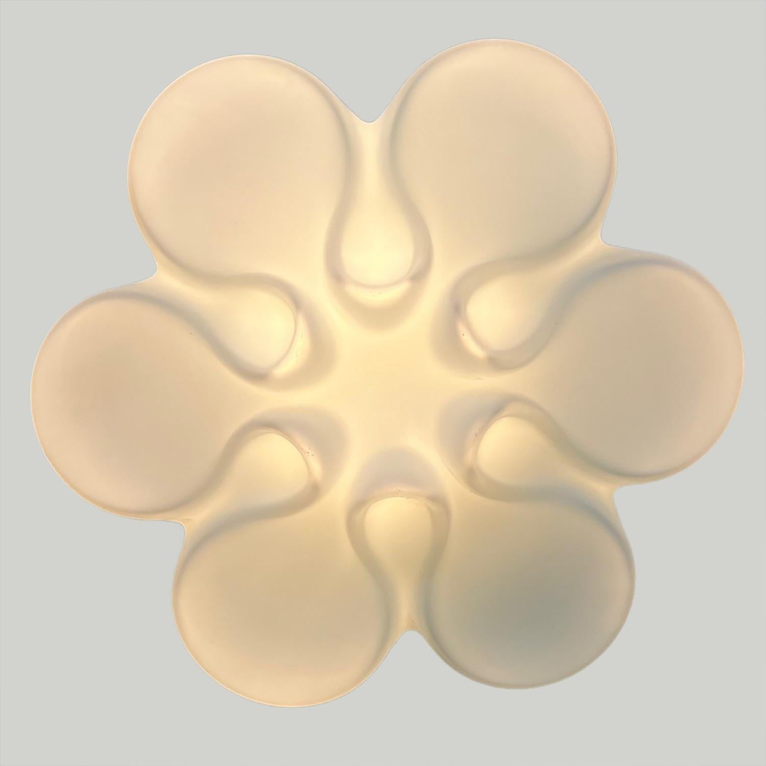 Beautiful wall lights with the shape of a small daisy, made with white glass. Manufactured around 1920, Belga, Belgium.
We have a total of 3 lights.

Dimensions:
Diameter: 10.24