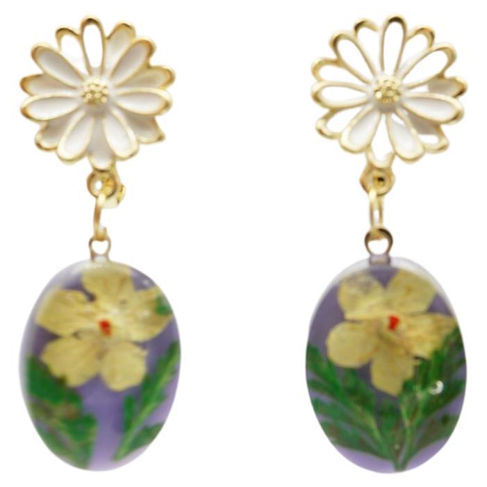 Very high quality. 100% handmade. Excellent gift for lady.

Material: Alloy, Resin, Natural dry flower.

Size: 4.0 *1.4 cm.

_ _ _

Great for everyday wear. Come with velvet pouch and beautiful package.

Makes the perfect gift for Teens, Sisters,