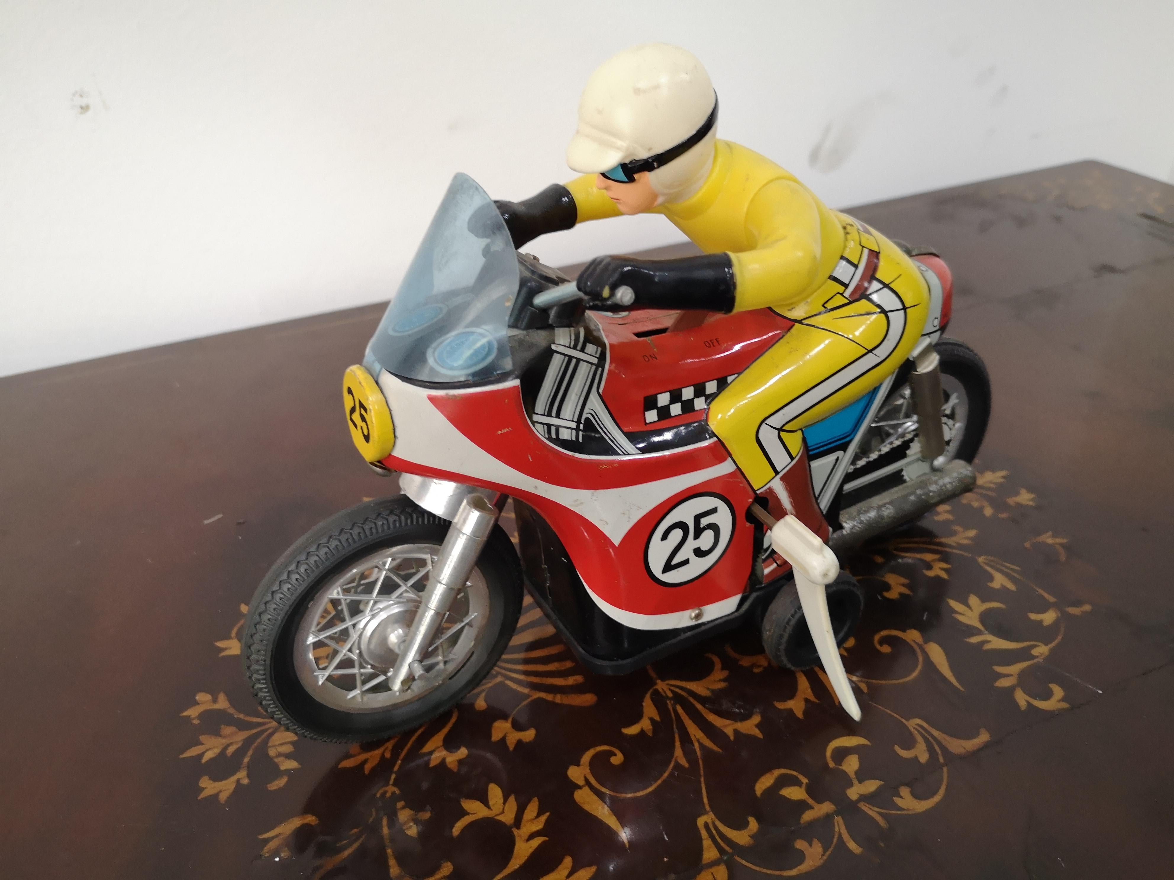 Daiya brand tin motorcycle made in Japan 1960s
in very good condition consistent with the wear and tear of time
See photos in details.
Measures:
Length  27 cms
Width   13 cm
Height        19 cm
Available for clarification or additional photos.