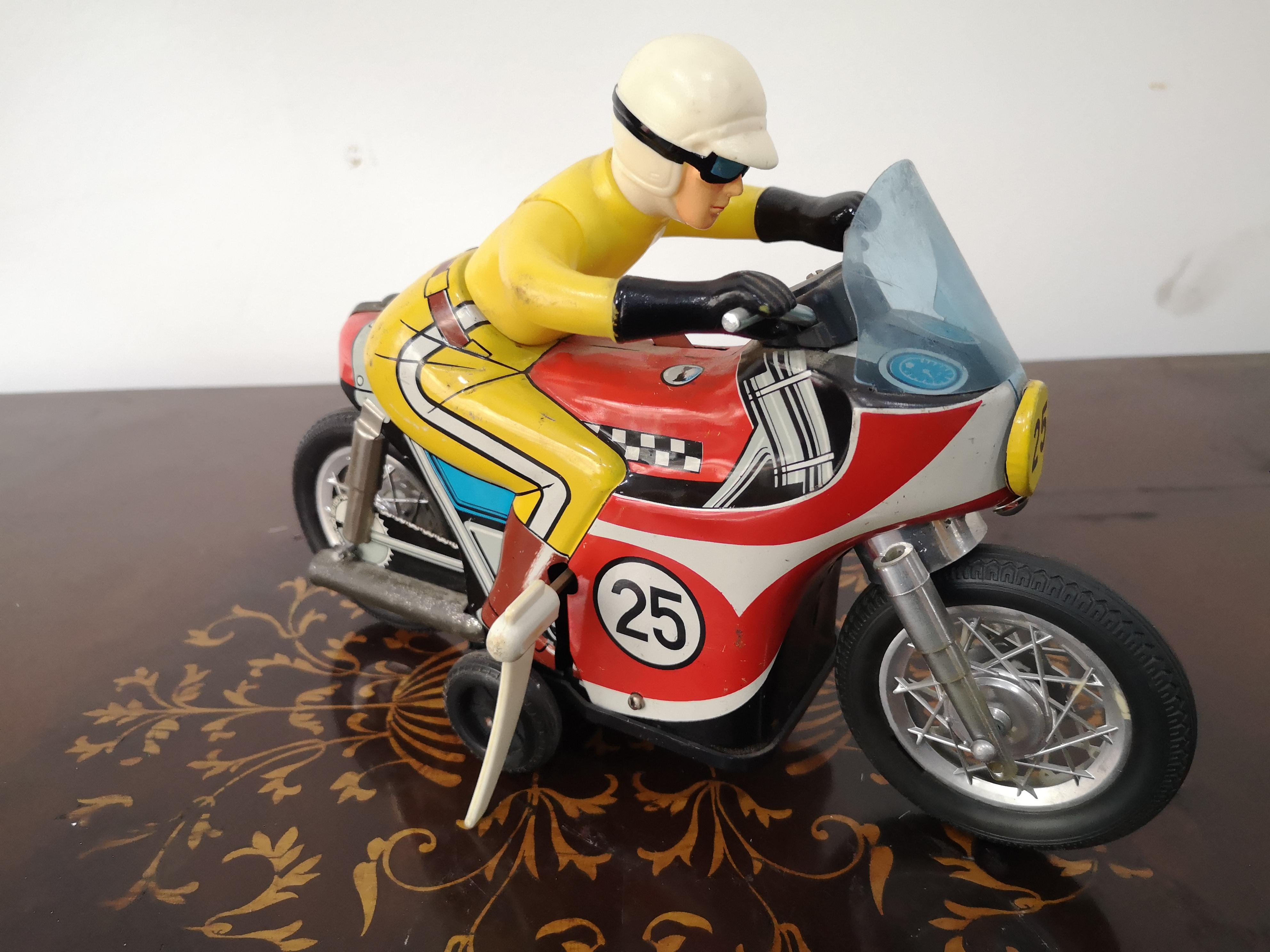 Daiya Japan 1960s Motorcycle - Stunt Driver - Tin Motorcycle Tin Toy  In Good Condition For Sale In Catania, IT