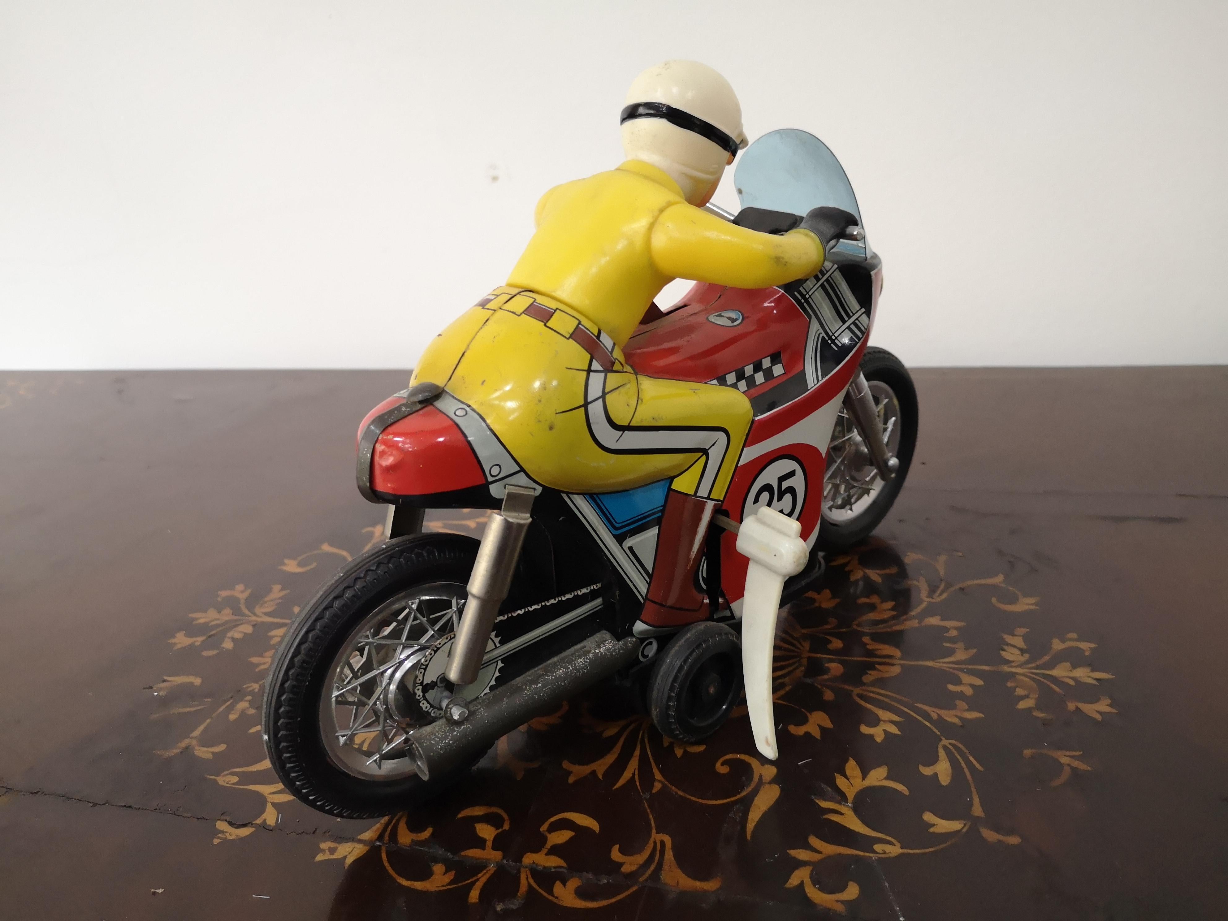 Daiya Japan 1960s Motorcycle - Stunt Driver - Tin Motorcycle Tin Toy  In Good Condition For Sale In Catania, IT