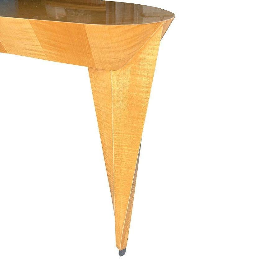 Scrivania in legno di sicomoro scolpito 