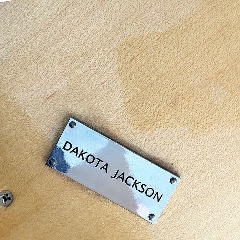 Scrivania in legno di sicomoro scolpito 