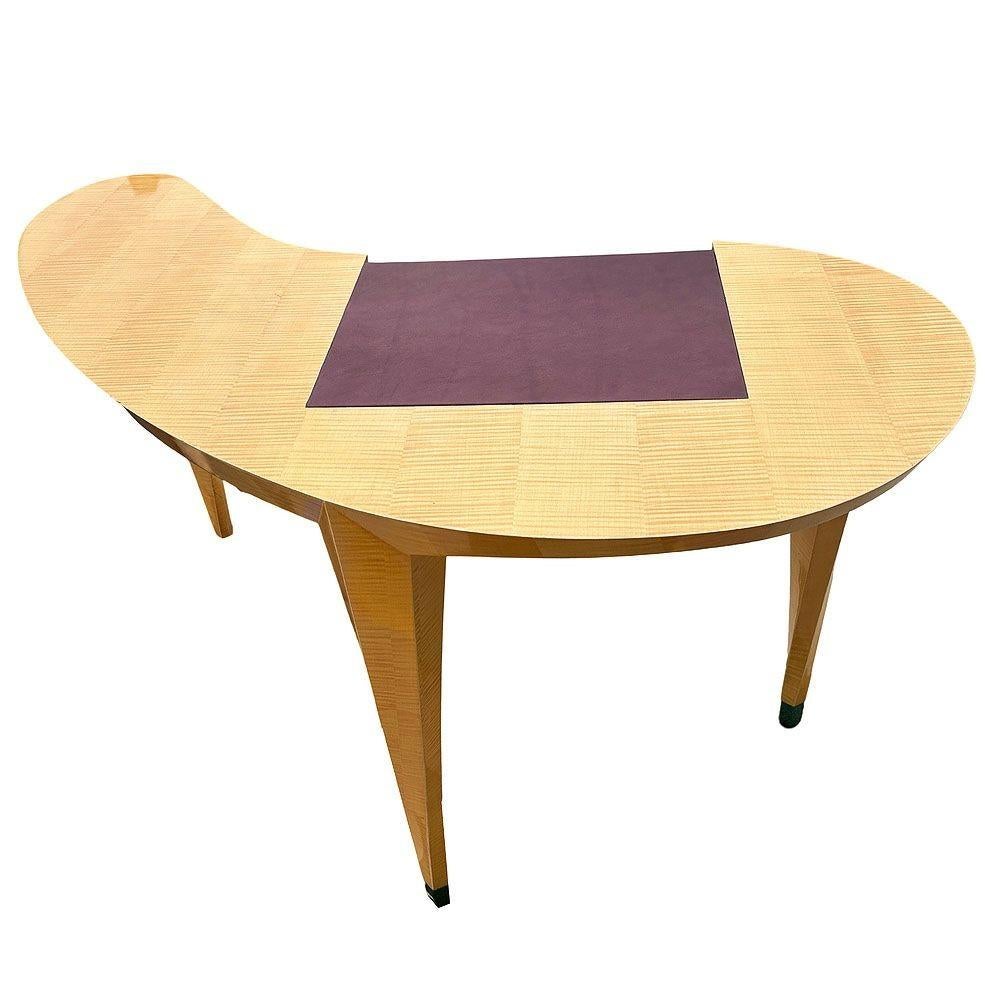 Fine XX secolo Scrivania in legno di sicomoro scolpito 