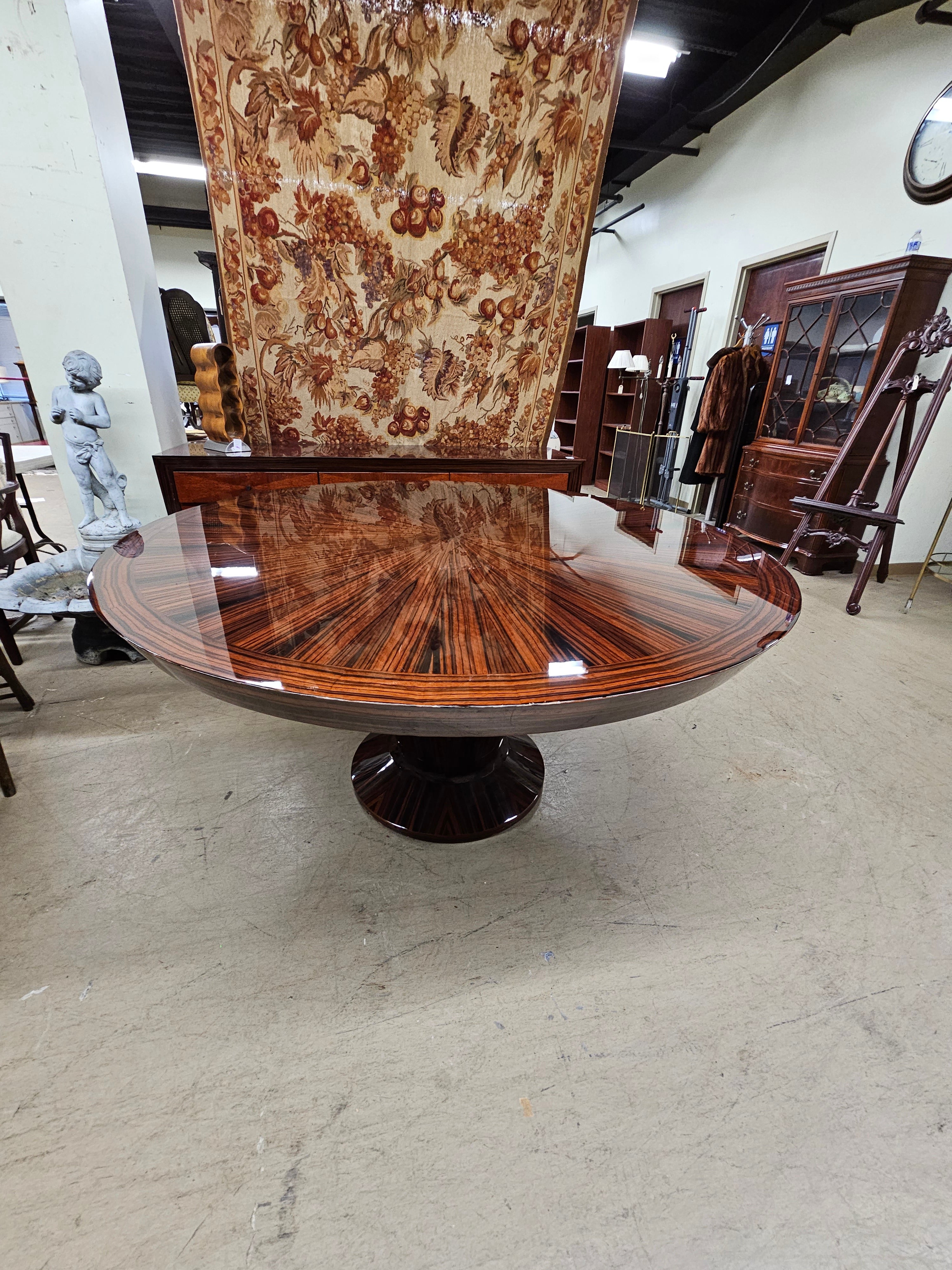 Américain Table de salle à manger ronde de la collection Heraldic du Dakota Jackson en bois de rose mélangé et ébène en vente