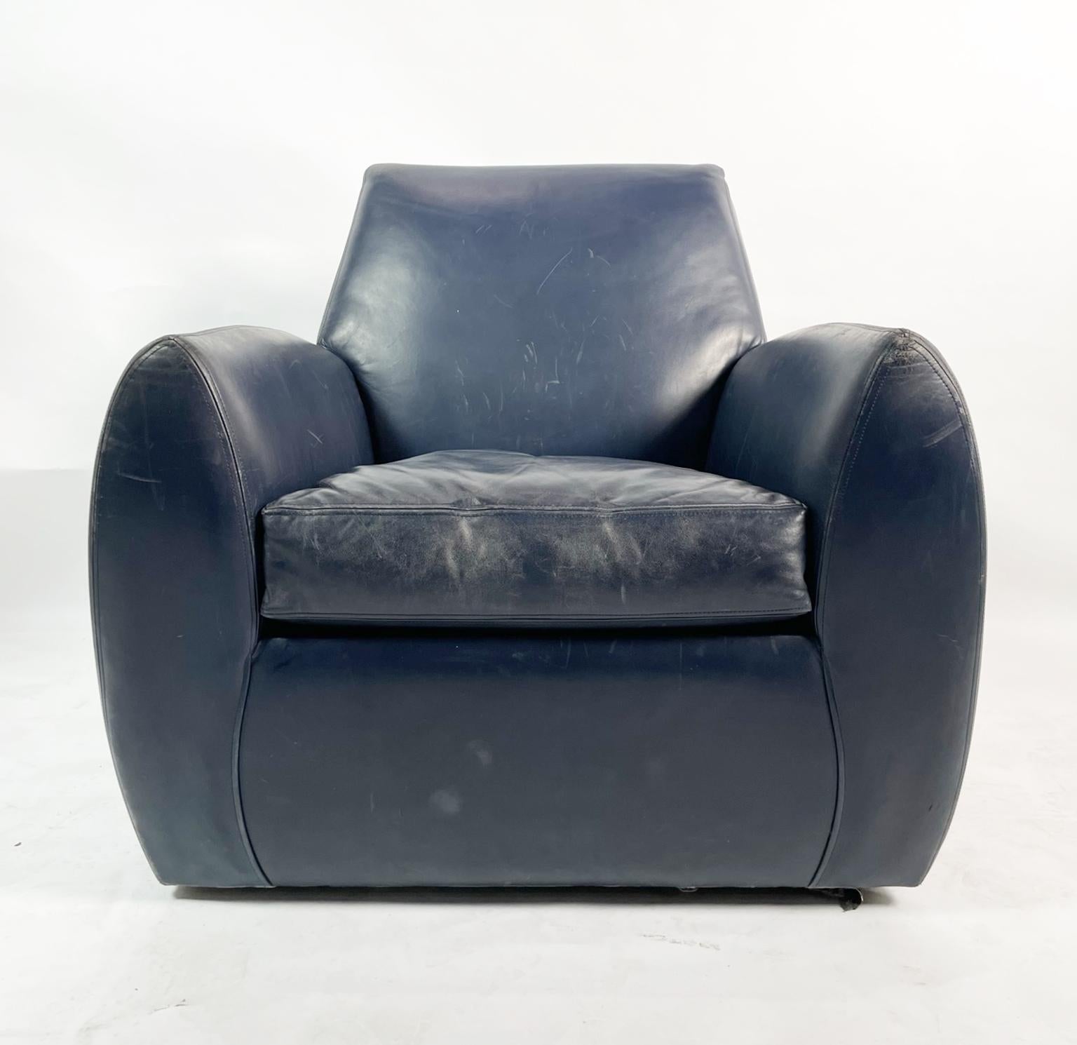 Voici la chaise Vintage Swivel Arm Chair de Dakota Jackson - un meuble intemporel qui respire l'élégance et la sophistication. Fabriqué avec le plus grand soin et l'attention portée aux détails, ce superbe fauteuil est le complément idéal de toute