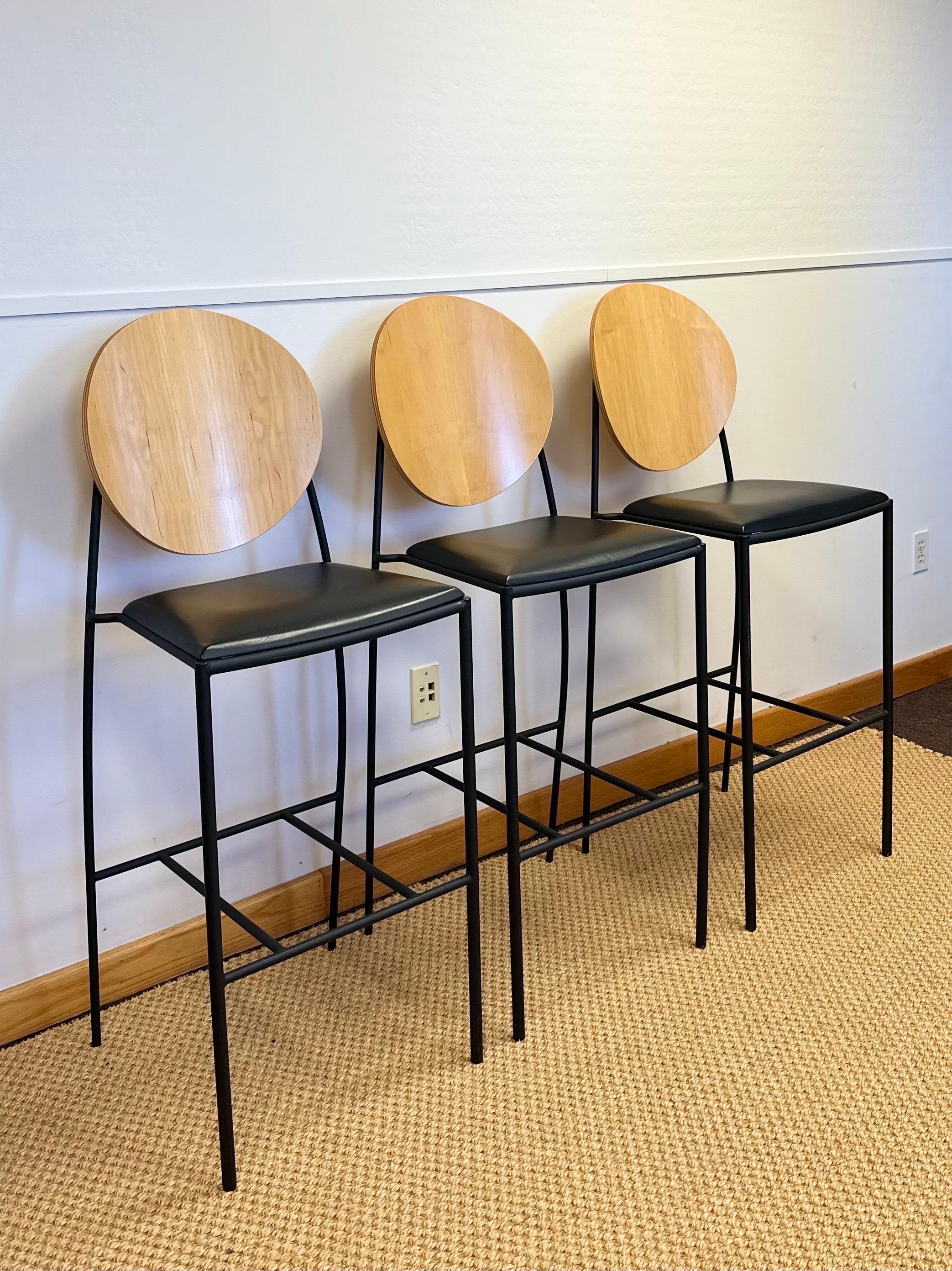 Dakota Jackson Vik-ter II Maple and Black Cushioned Counter Stools - Set of 3 In Good Condition For Sale In Farmington Hills, MI
