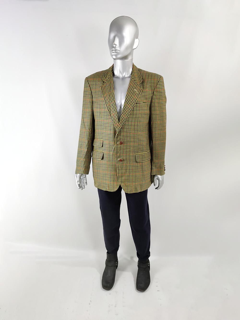 An excellent vintage mens sport coat from the 80s by luxury British fashion house, Daks of London. Made in Britain from a 100% Pure New Wool beige tweed fabric with a houndstooth check pattern throughout. As the high quality label that Daks is, the