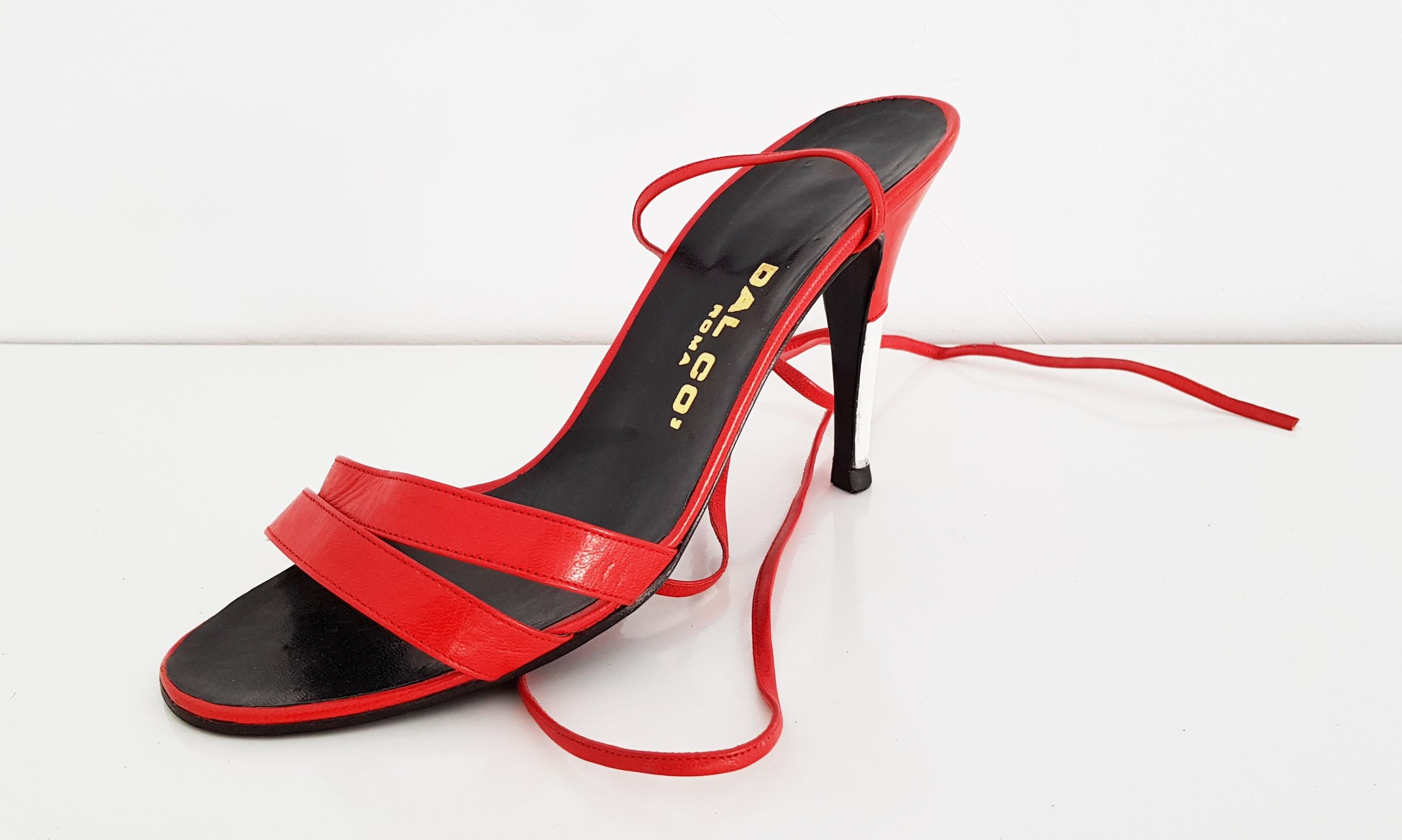 Dal Co' x Valentino Red and White Open Leather Heels with Laces
Size: 39 1/2
Length: 22 cm
Width: 8.5 cm
Heels height: 10 cm
Laces length: 65 cm
Made in Italy
