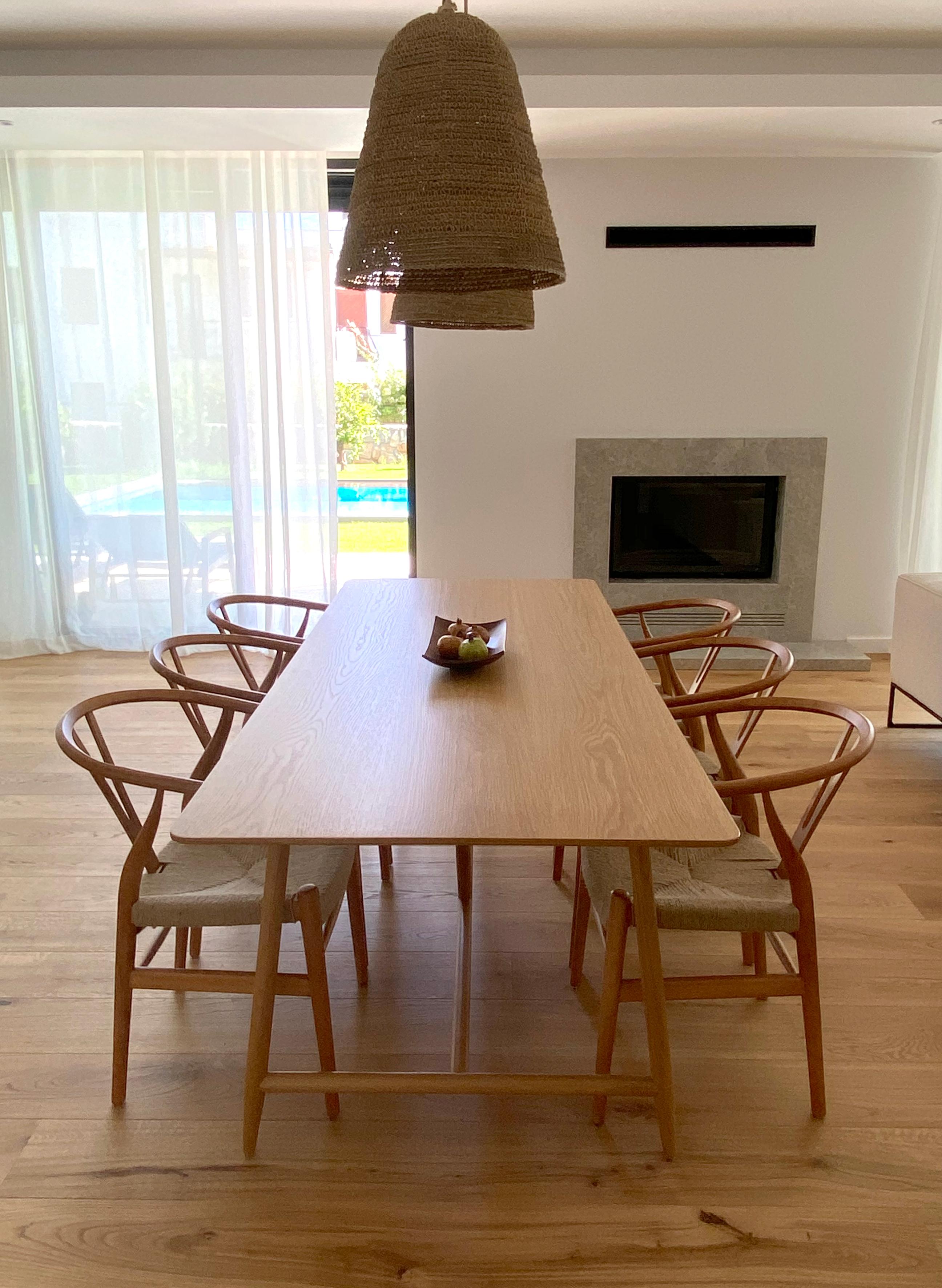Turc Table à manger Dal, table de salle à manger contemporaine moderne et minimaliste en bois brossé noir en vente