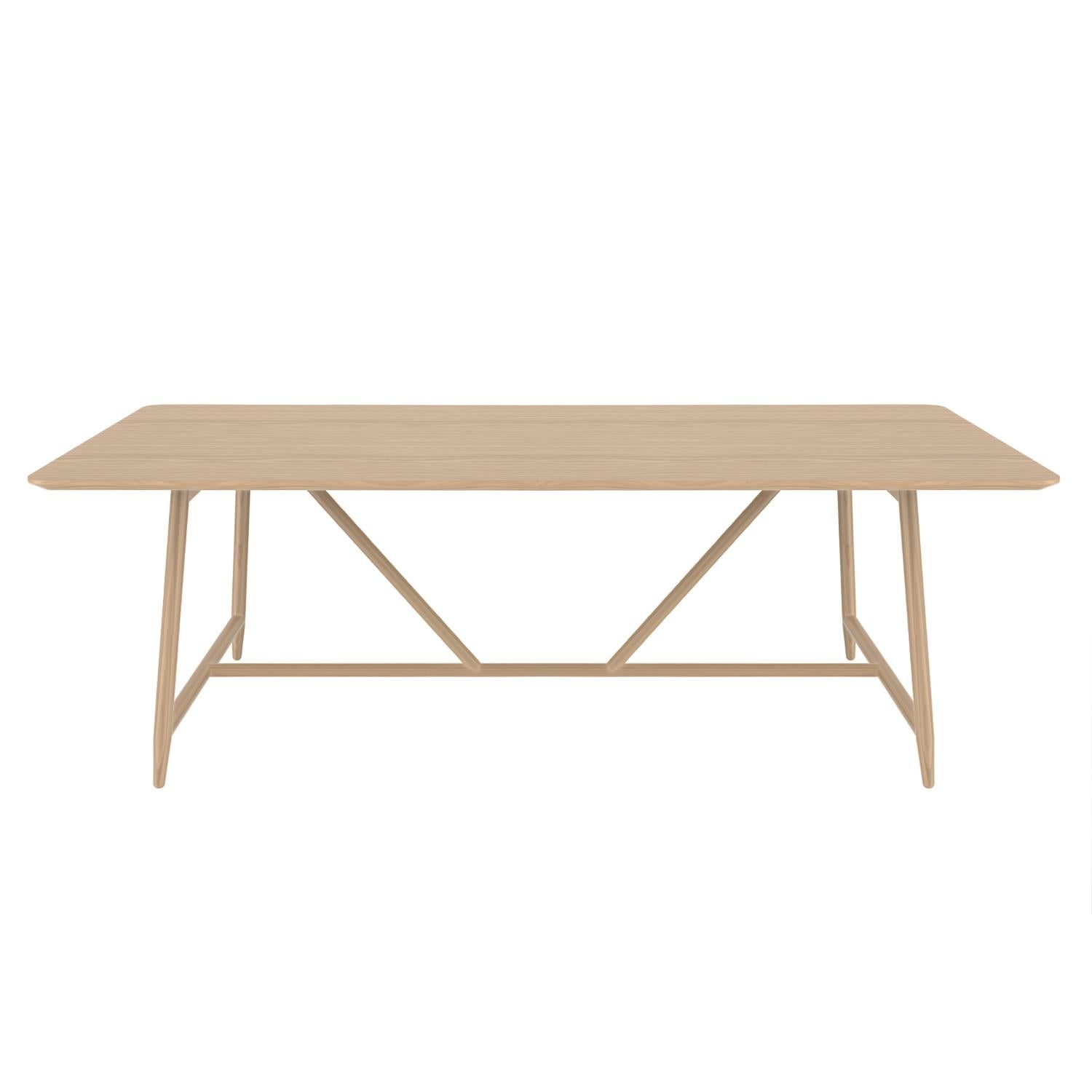 Dal est une table de salle à manger personnalisable qui est purement simple tout en restant solide et élégante. Tout comme la beauté nue et l'élégance cachée dans les branches des arbres, car c'est l'idée directrice qui a présidé à la conception de