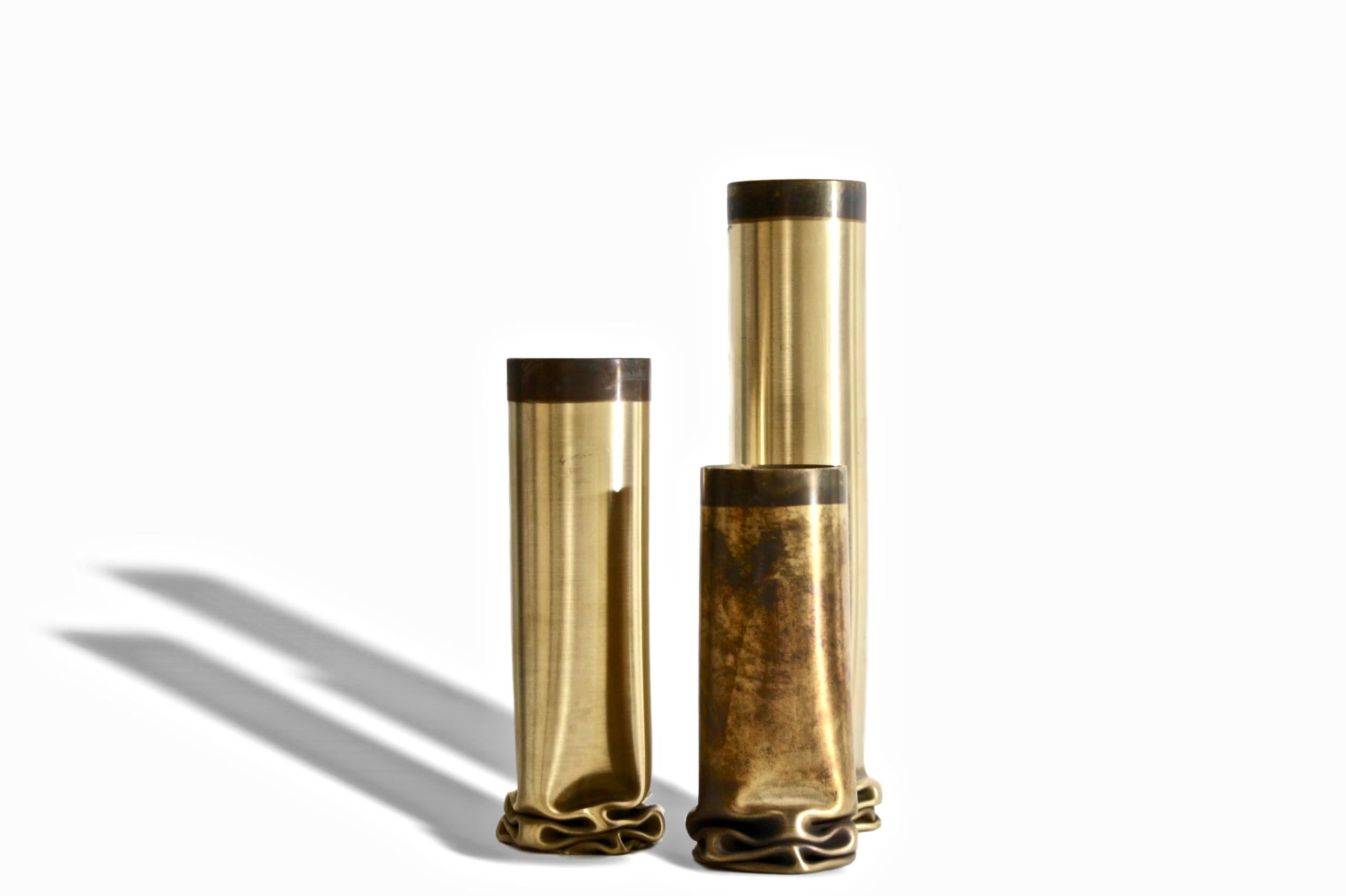 Cylindrical modern vase in brass molded with fire to obtain the effect of a piece that is melting. The surface can be natural satin brass or bronze patina brass. Part of the hot brass/copper collection.
The hot brass vase can be exposed together