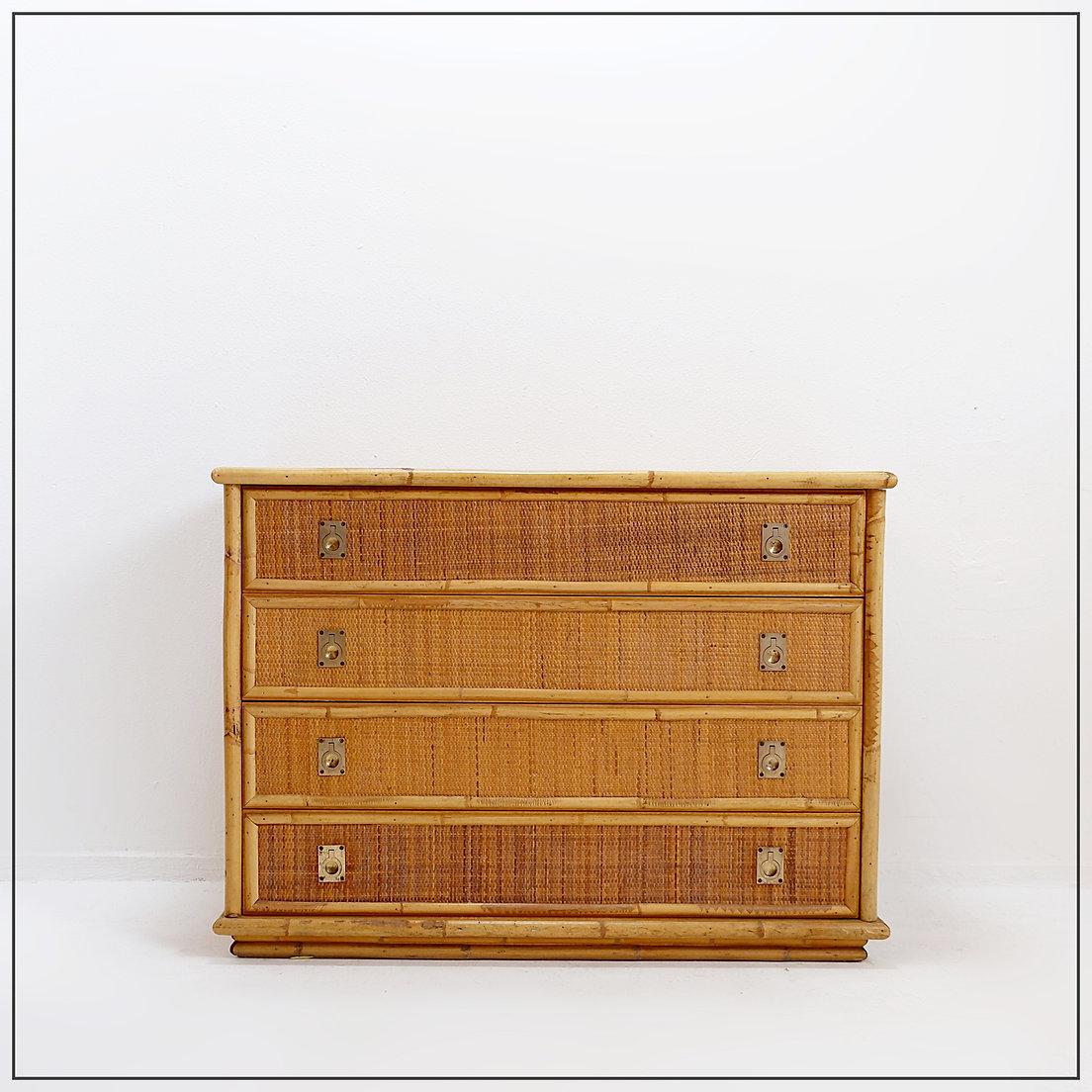 Medio Siglo Italiano - Decoración Vintage
Medidas : 105x47cm H: 75cm 
Materiales : Bambú - Ratán - Latón
Moderna de mediados de siglo Hollywood Regency Bonita mezcla de cajonera o cómoda de bambú, mimbre de rafia de ratán y tirador de latón de la