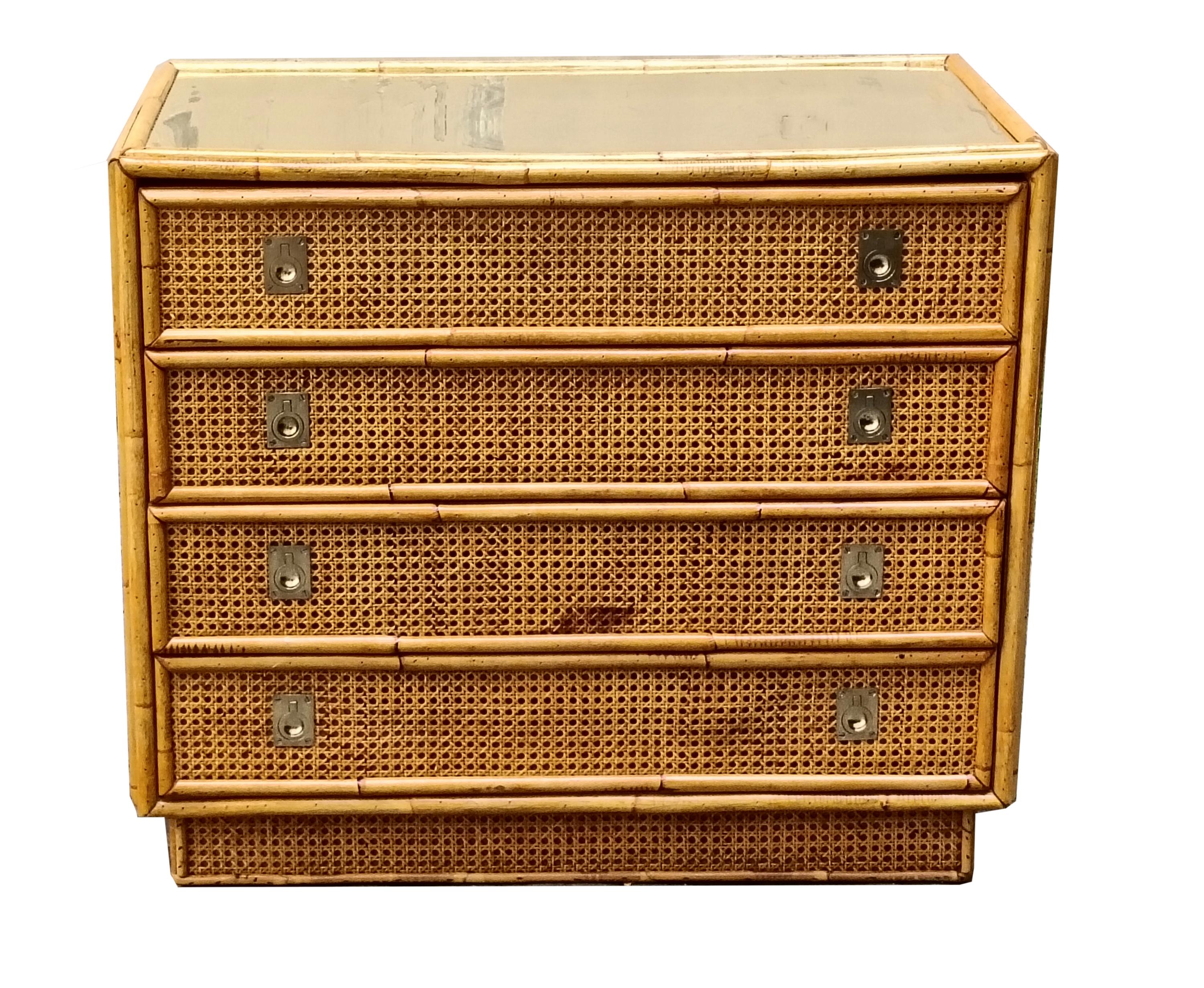 Schöne Kommode aus Bambus-Rattan und Weide,  messing Regal und Griffe und 4 Schubladen hergestellt in Italien von der berühmten Dal Vera Company 1970. Die 8 Griffe und die schöne Messingablage verleihen dieser Kommode ein wertvolles Detail und