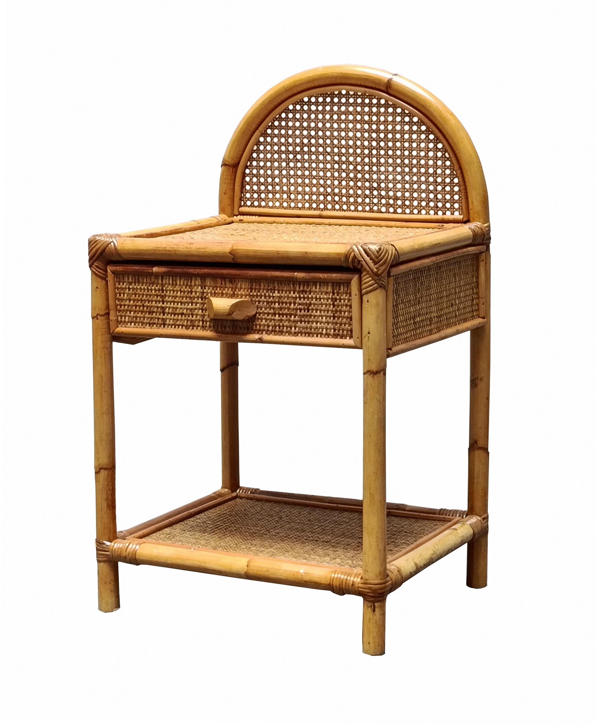 Une belle table de chevet des années 1960 en rotin naturel, l'arche supérieure a une courbe douce en paille de Vienne, un motif classique perforé en nid d'abeille, très décoratif et aéré, elle a un tiroir frontal en bois avec une poignée et une