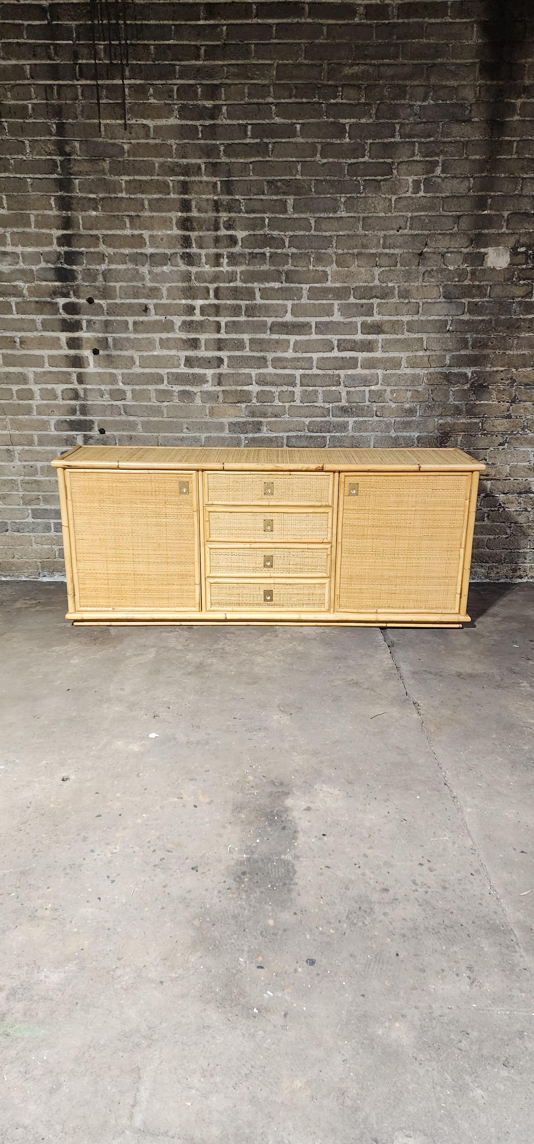 Preciosa Credenza italiana fabricada por Dal Vera SPA marcada en 1979.  Bambú y ratán.  maravillosos herrajes de latón.  Dispone de 4 cajones y 2 puertas.