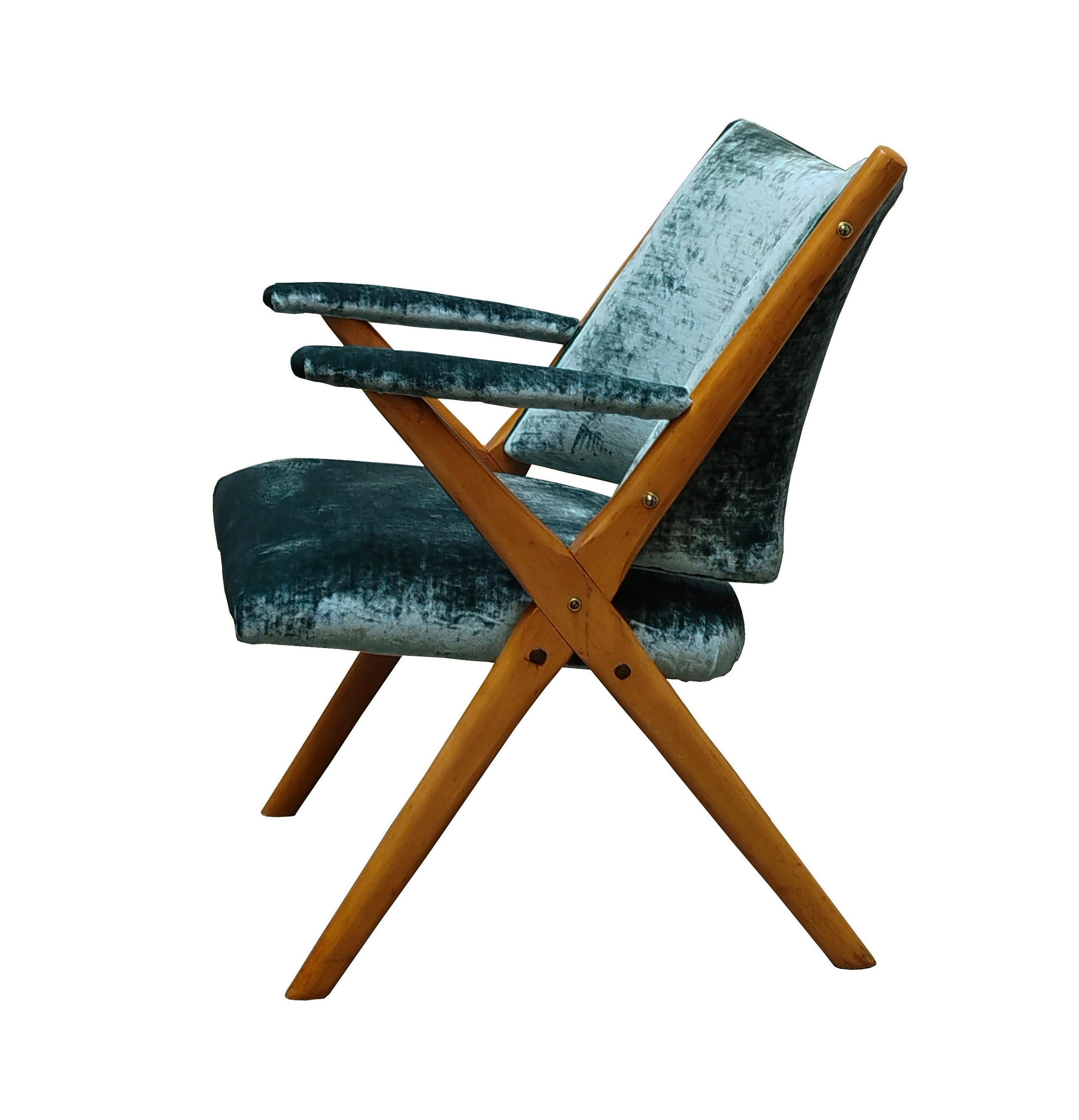 Sessel, hergestellt in den 1960er Jahren in Italien von Dal Vera.
Geformter Massivholzrahmen.
Sitz und Rückenlehne aus Metall gepolstert und mit neuem grünen Stoff bezogen.
Insgesamt guter Zustand.