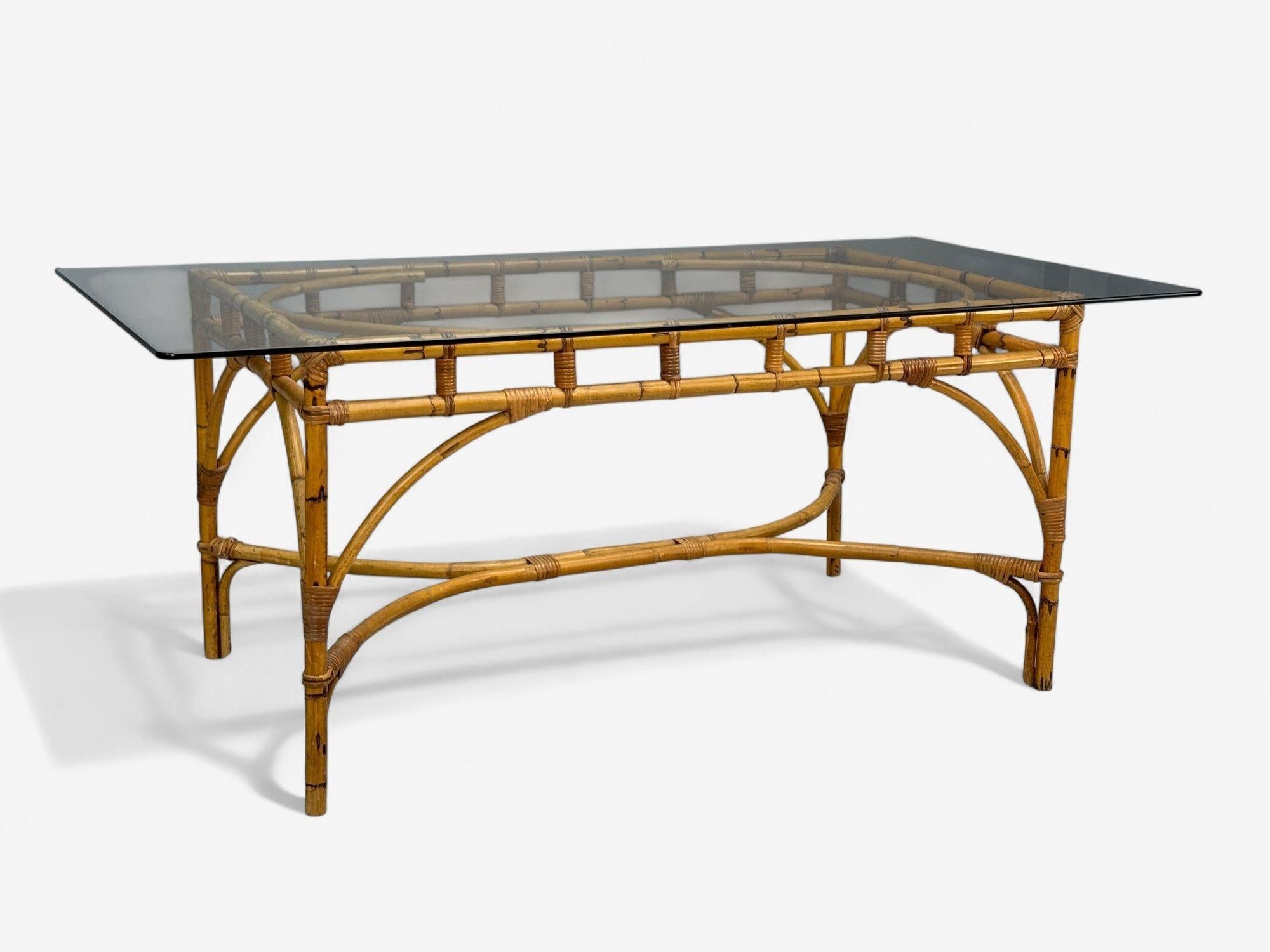 Dal Vera, table de salle à manger en bambou, canne à sucre et verre, Italie, années 50

Table de salle à manger en bambou et en rotin, conçue et produite par Dal Vera en Italie vers les années 1950. Conserve l'étiquette originale du fabricant DAL
