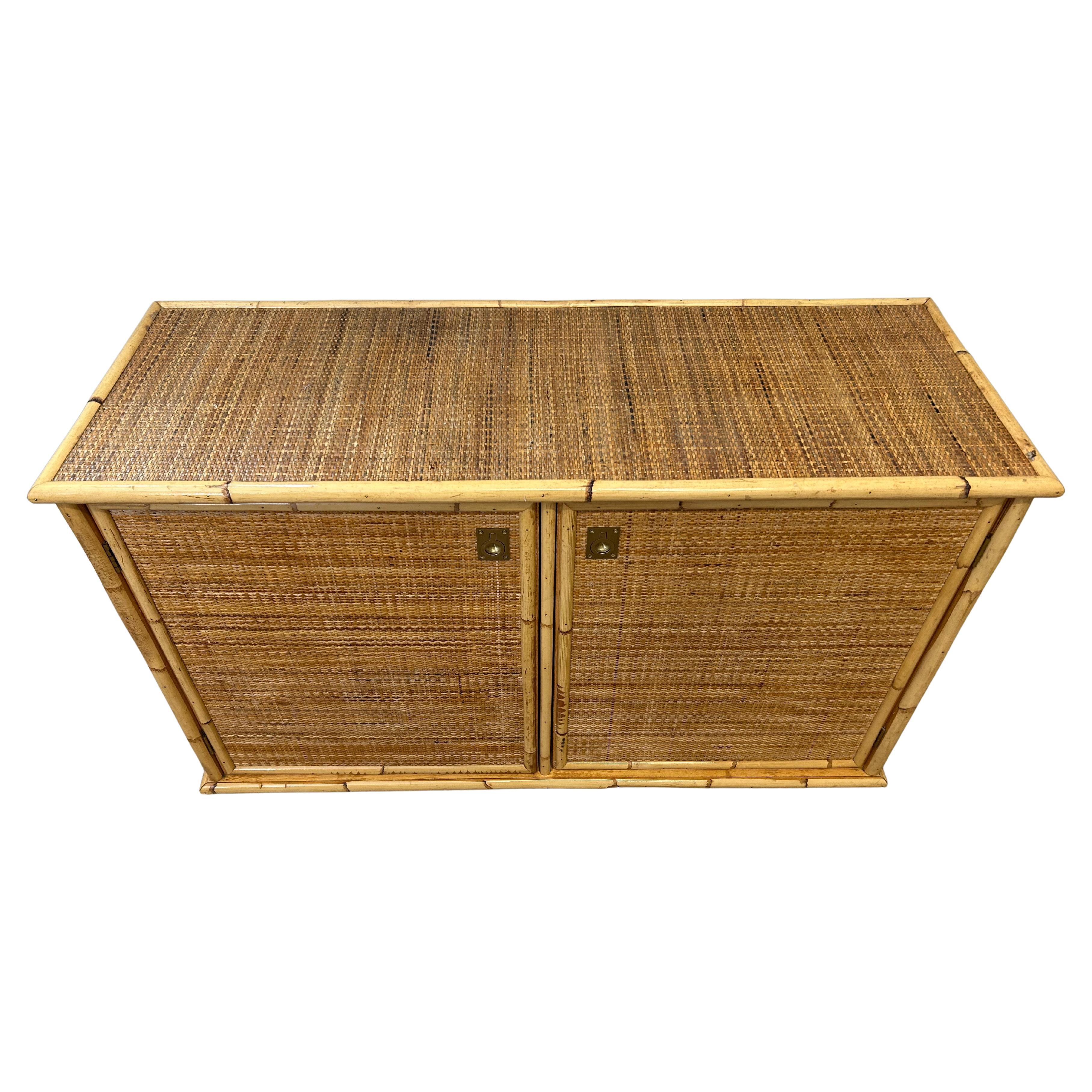 En nuestra tienda encontrarás muebles Dal Vera a juego.

Este aparador de bambú y mimbre moderno de mediados de siglo añade un toque de riviera italiana a cualquier salón.

Fabricado a mano por Dal Vera, la casa de diseño italiana más solicitada,