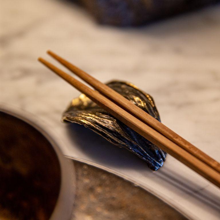 Dala – Chopstick-Halter  Hashi-makura  Stäbchen-Kissen  Organische Form (Gebürstet) im Angebot