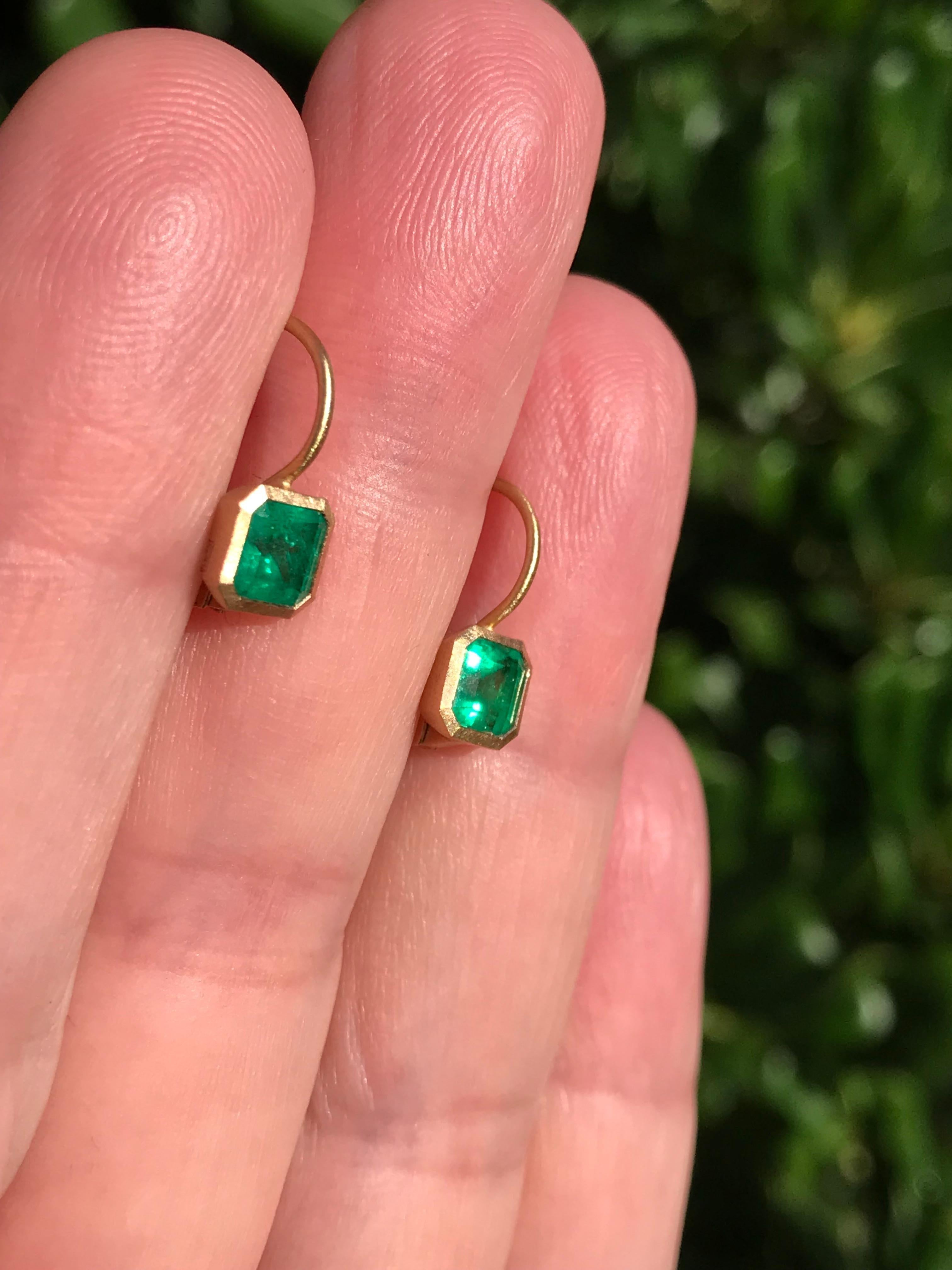 Dalben 0.9 Carat Colombian Emerald yellow Gold Tiny Earrings For Sale 4