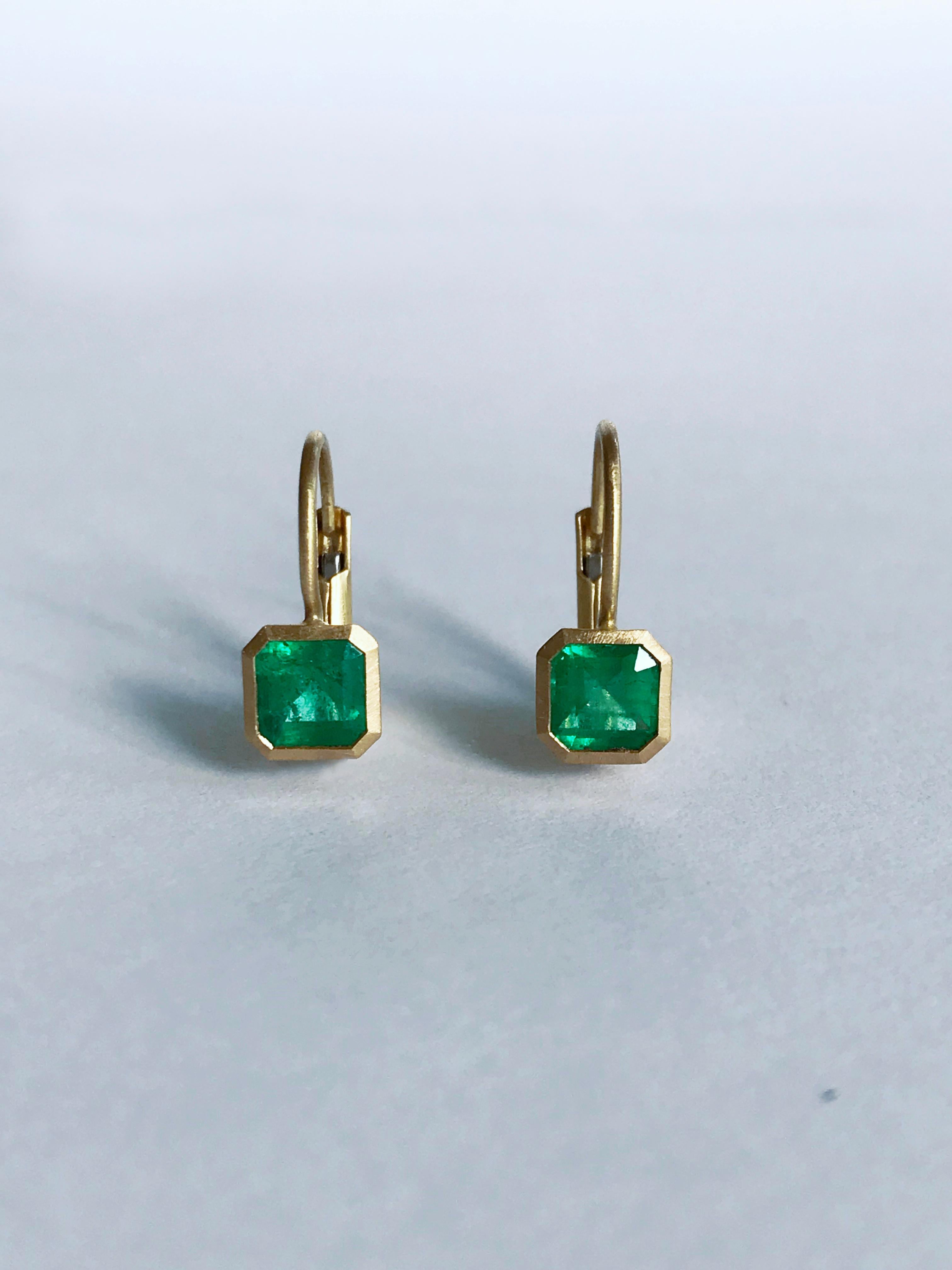 Dalben 0.91 Carat Colombian Emerald Yellow Gold Tiny Earrings For Sale 4