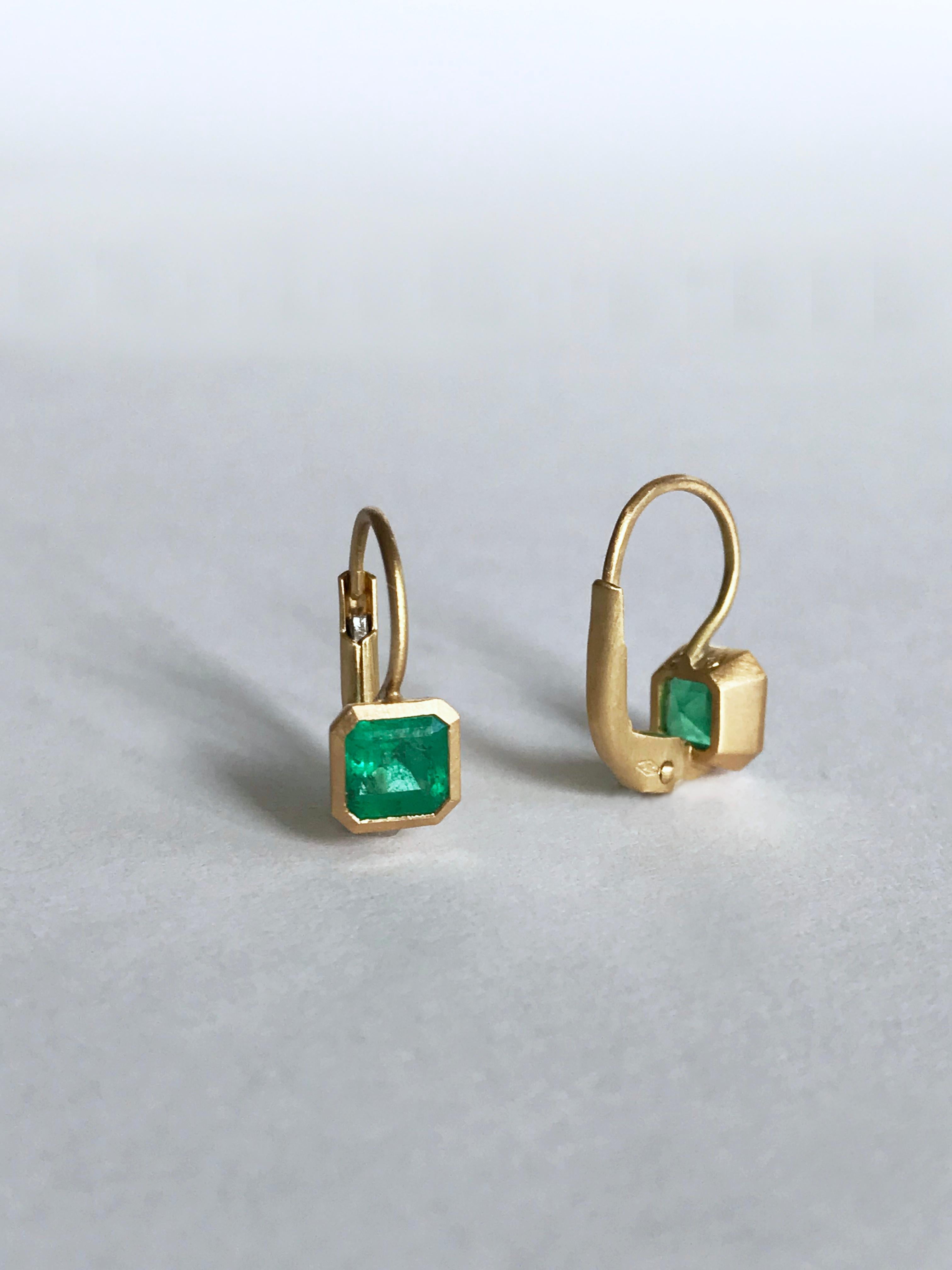 Dalben 0.91 Carat Colombian Emerald Yellow Gold Tiny Earrings For Sale 5