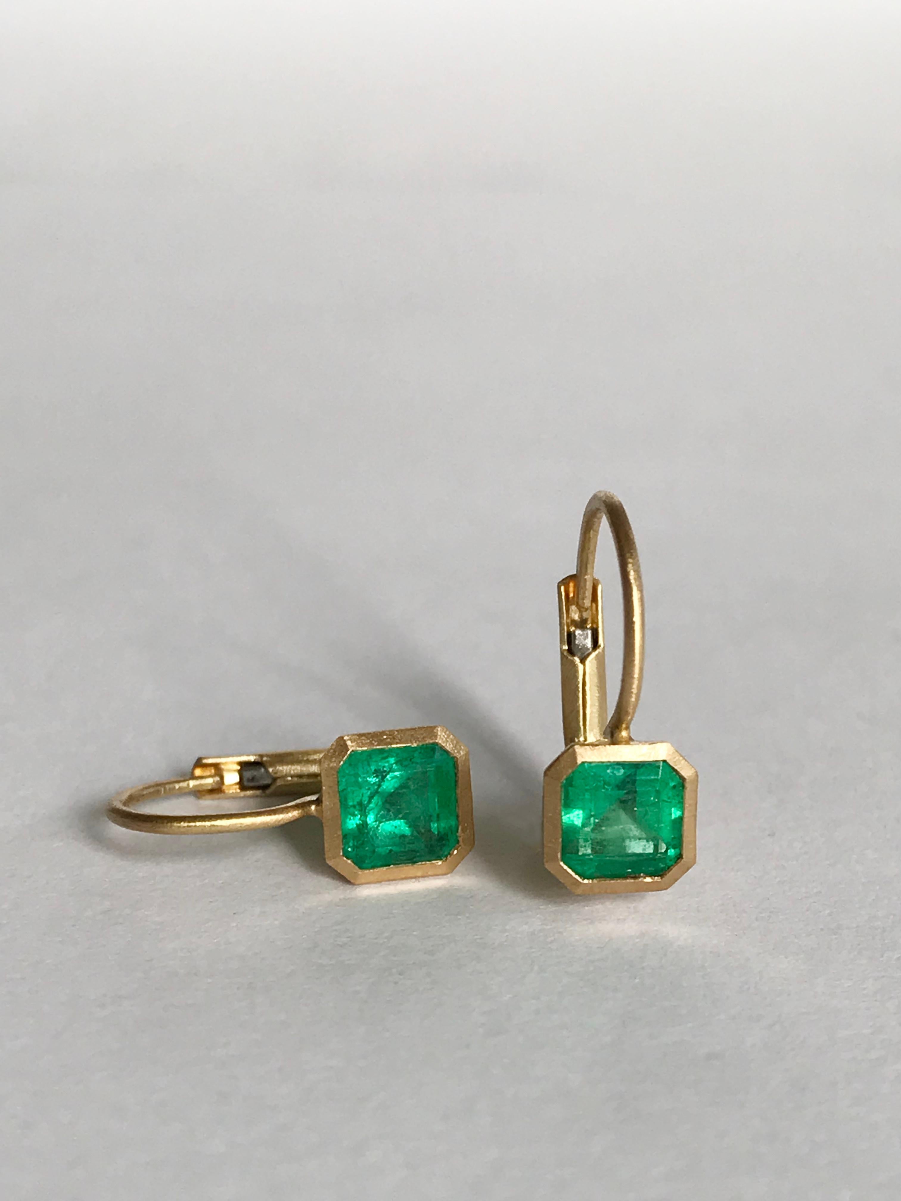 Dalben 0.91 Carat Colombian Emerald Yellow Gold Tiny Earrings For Sale 6