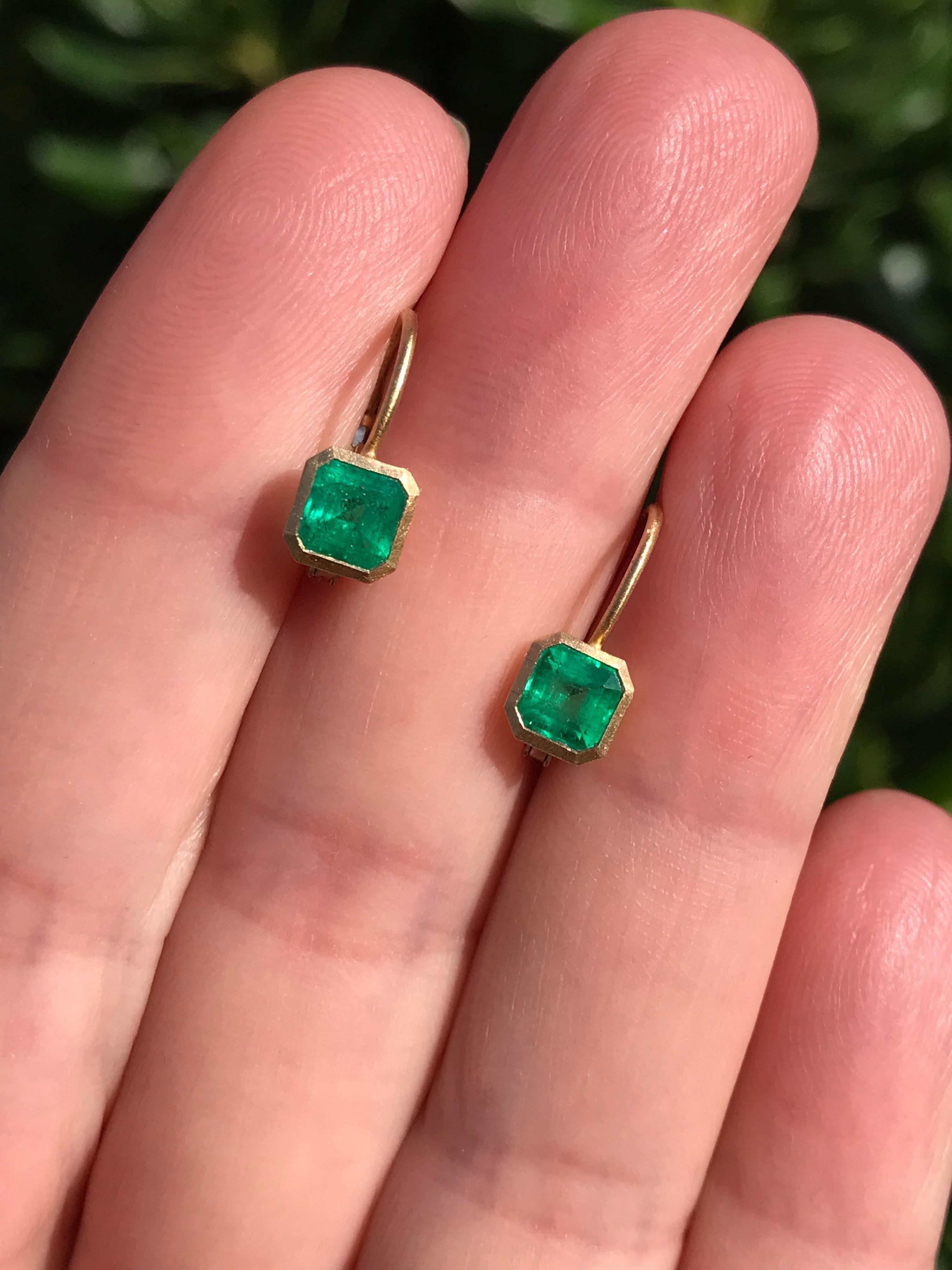 Emerald Cut Dalben 0.91 Carat Colombian Emerald Yellow Gold Tiny Earrings For Sale