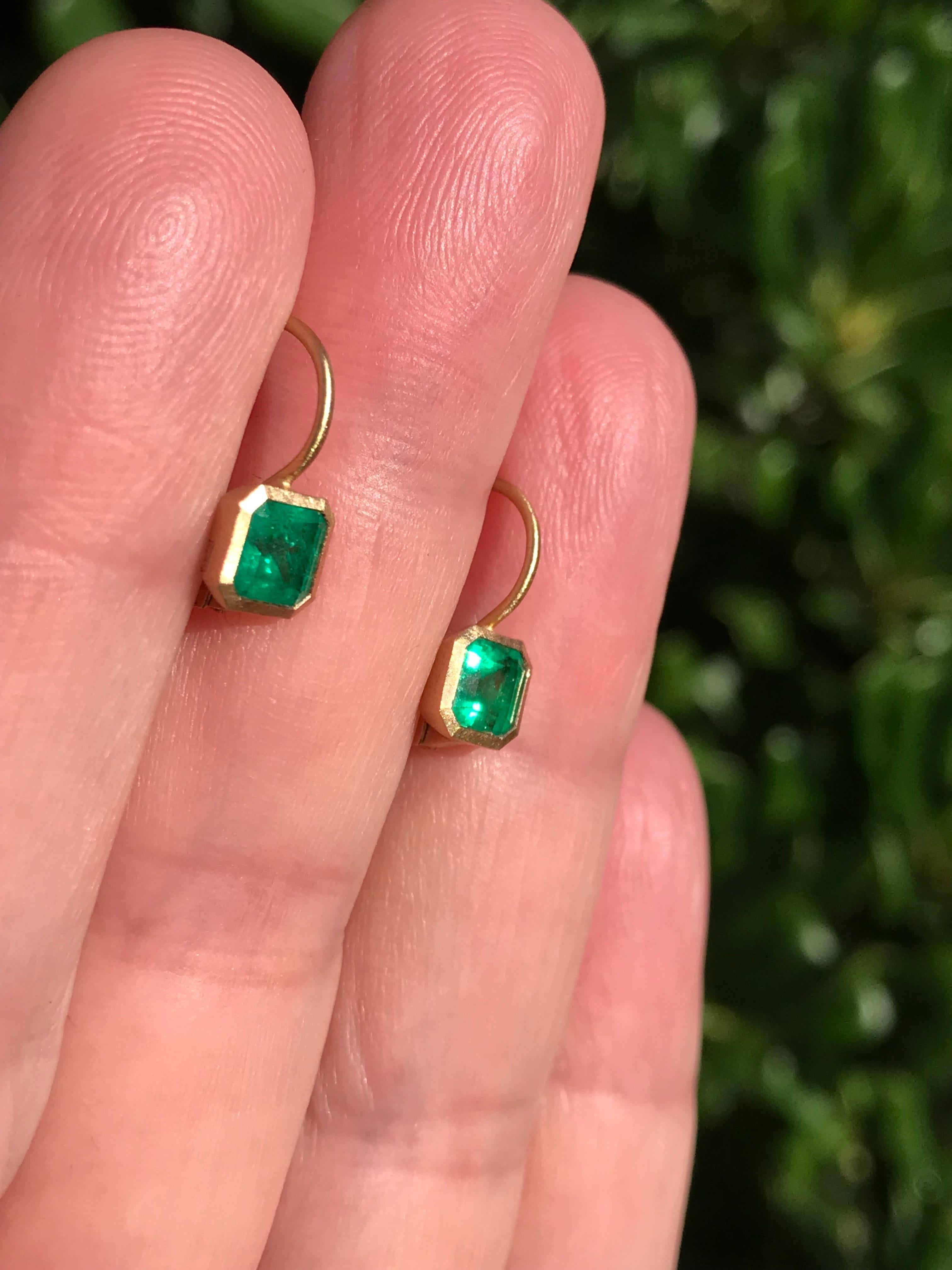 Dalben 0.91 Carat Colombian Emerald Yellow Gold Tiny Earrings In New Condition In Como, IT