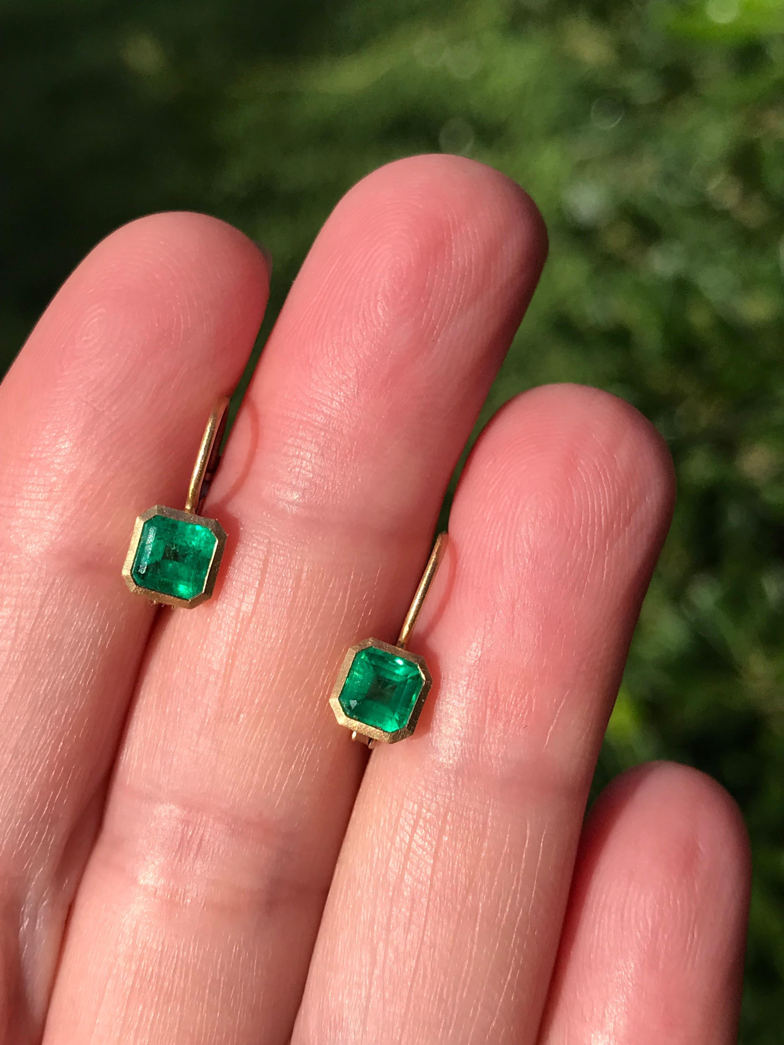 Women's Dalben 0.91 Carat Colombian Emerald Yellow Gold Tiny Earrings