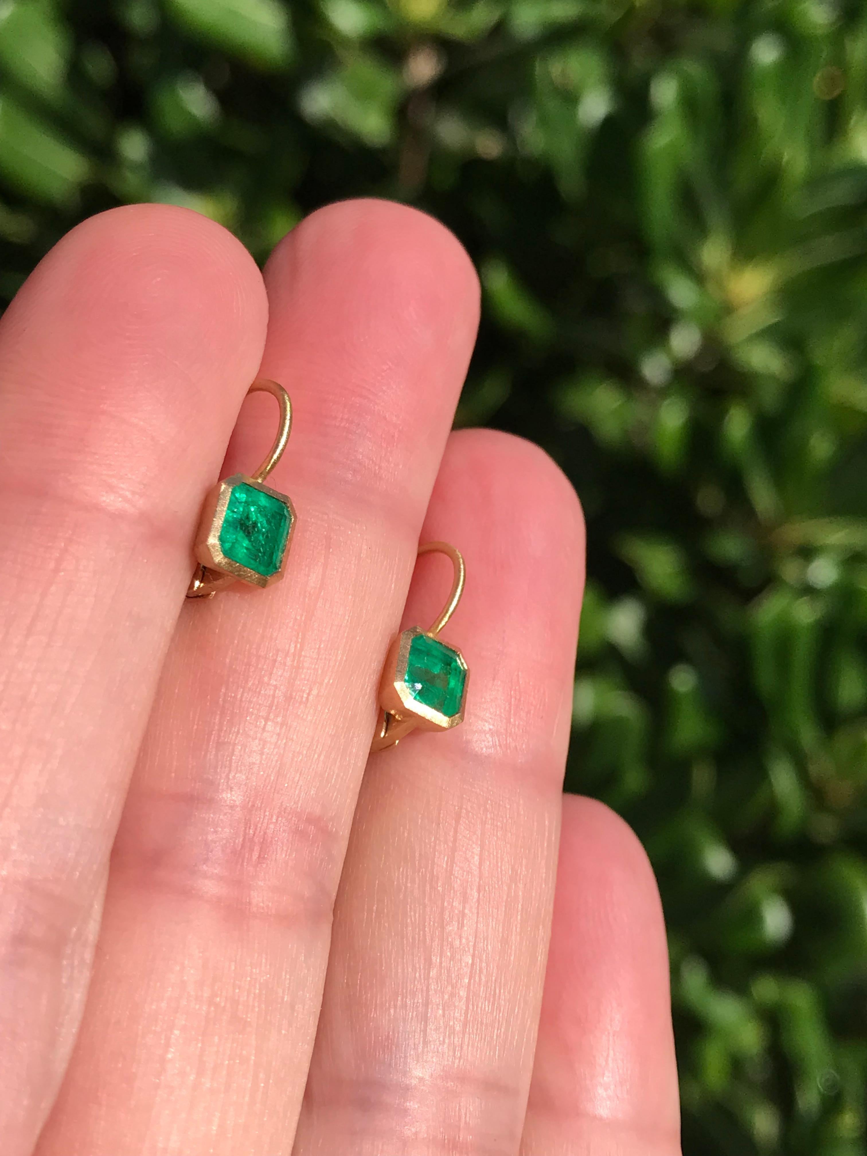 Dalben 0.91 Carat Colombian Emerald Yellow Gold Tiny Earrings For Sale 1