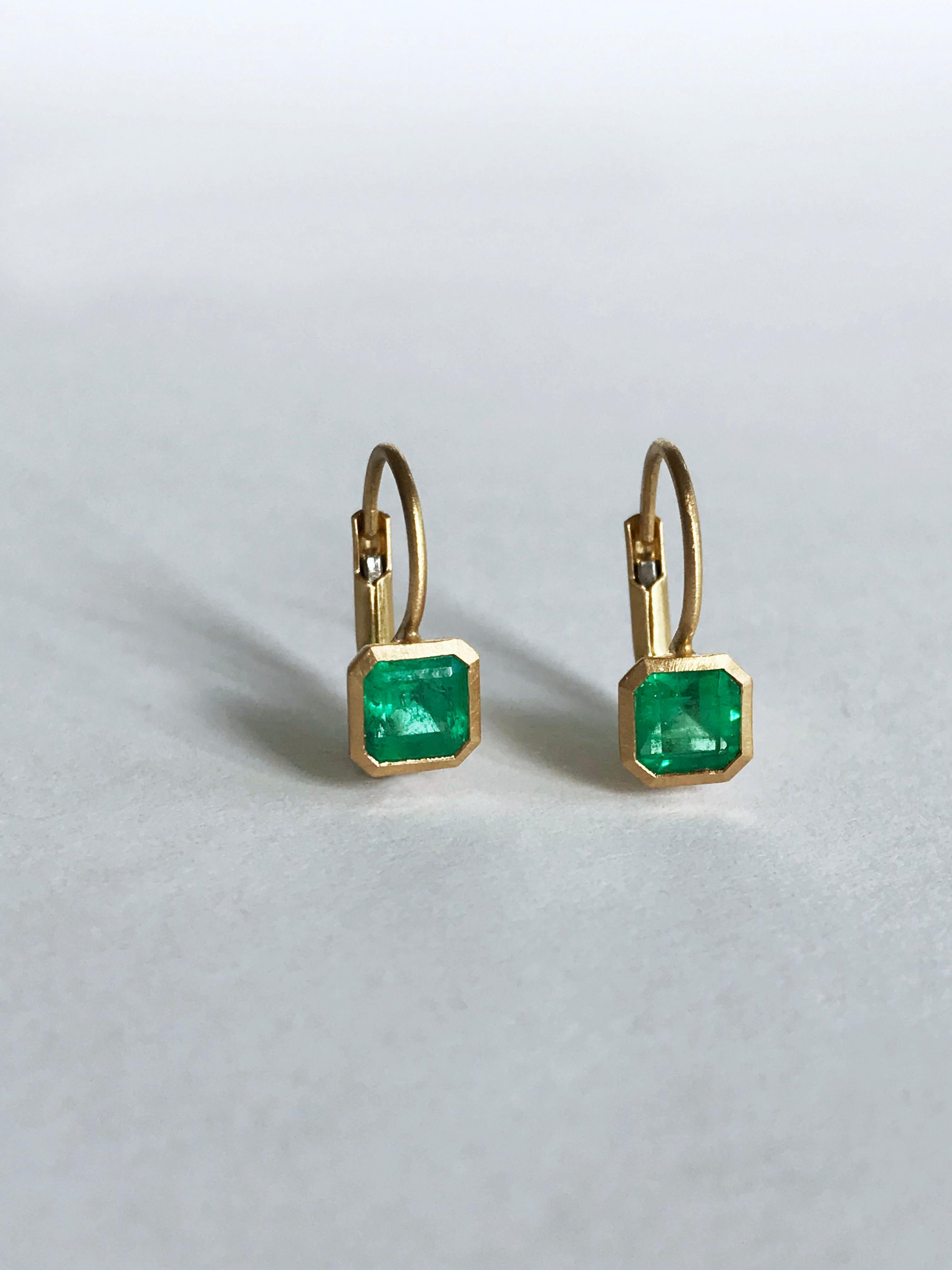 Dalben 0.91 Carat Colombian Emerald Yellow Gold Tiny Earrings For Sale 2