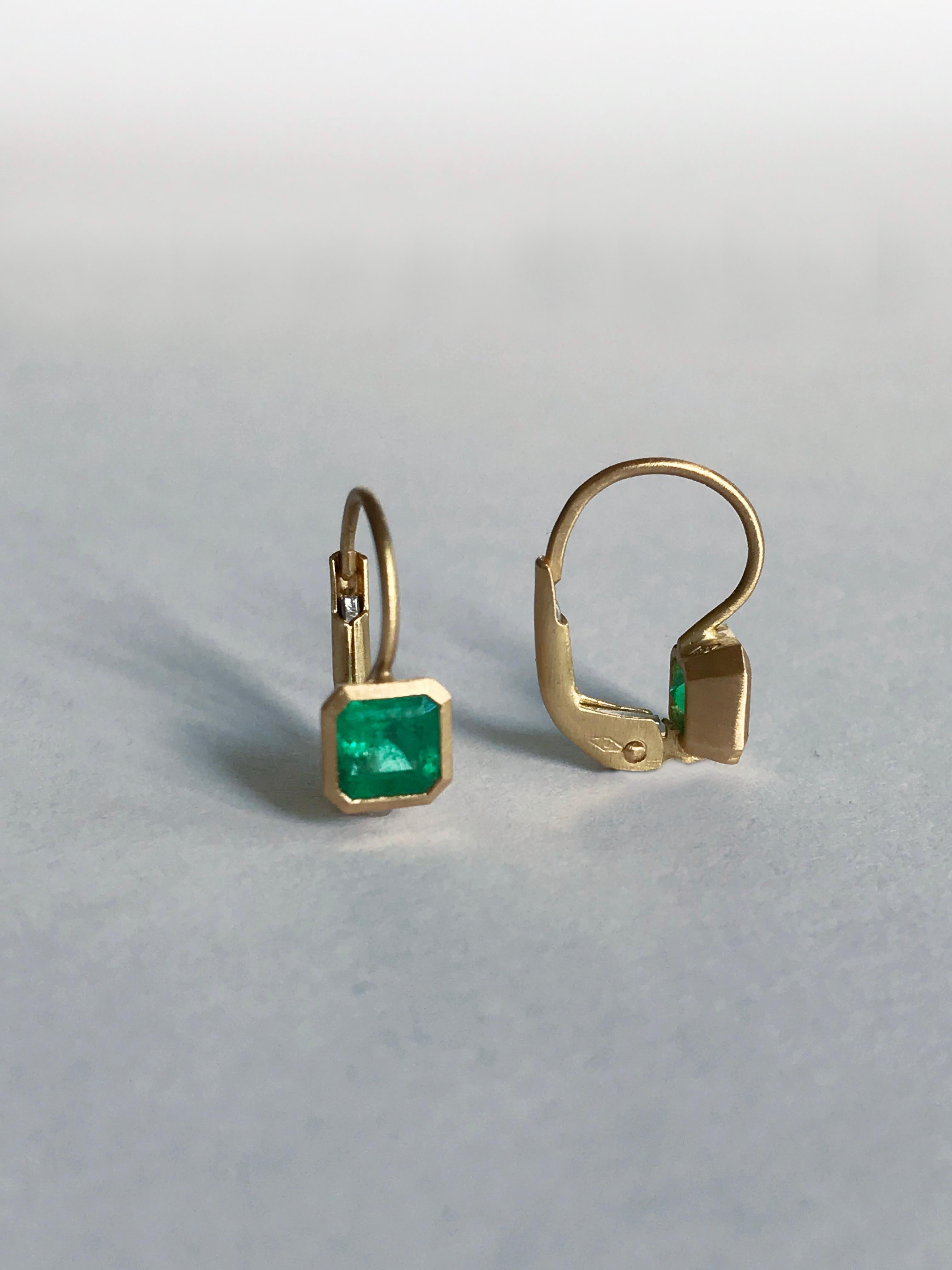 Dalben 0.91 Carat Colombian Emerald Yellow Gold Tiny Earrings 3