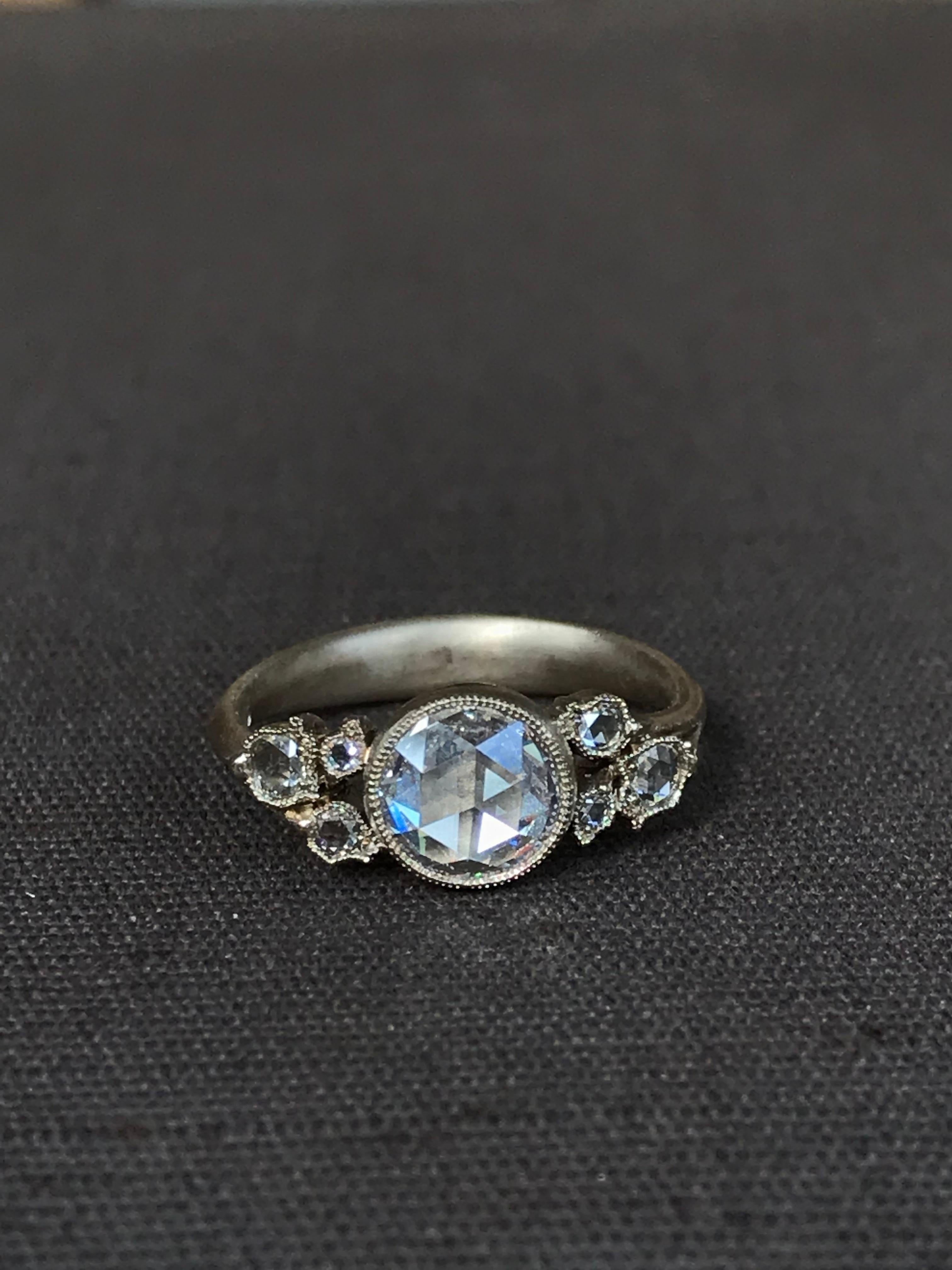 Bague diamant de 0,97 carat de forme ronde et de taille rose en or blanc 18 carats, Design/One, 
Diamant central 0,97 carat certifié IGI de couleur G et de pureté VVS2.
6 milligrana en forme de fleur sertis de diamants ronds de taille rose sur les