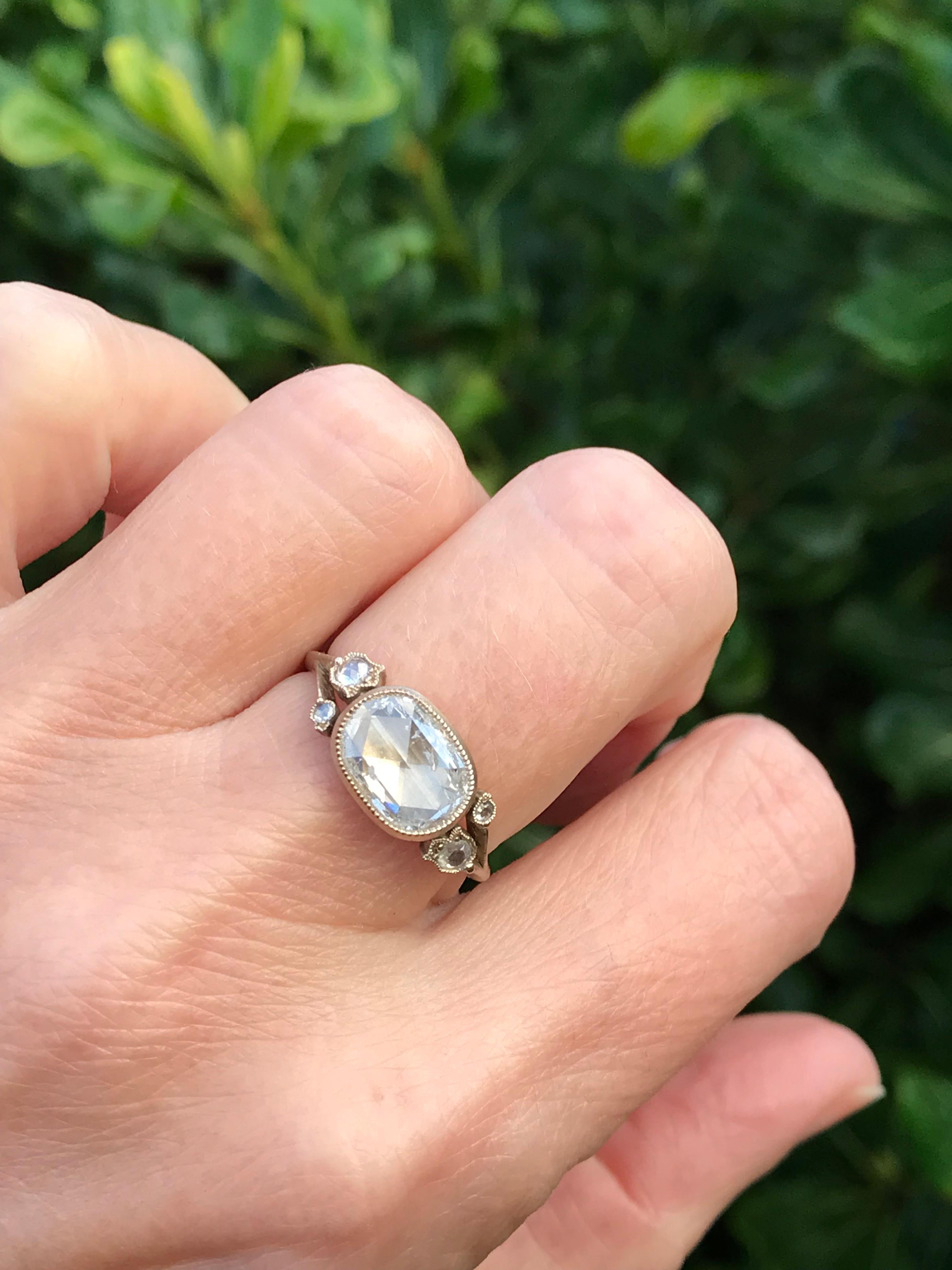 Dalben Design 1,51 Karat kissenförmiger Diamantring mit Rosenschliff in 18 kt Weißgold, 
4 blumenförmige Milligrana, besetzt mit runden Diamanten im Rosenschliff auf beiden Seiten  Gesamtgewicht 0,10 Karat . 
Ringgröße 7 1/4 USA - 55 EU, anpassbar