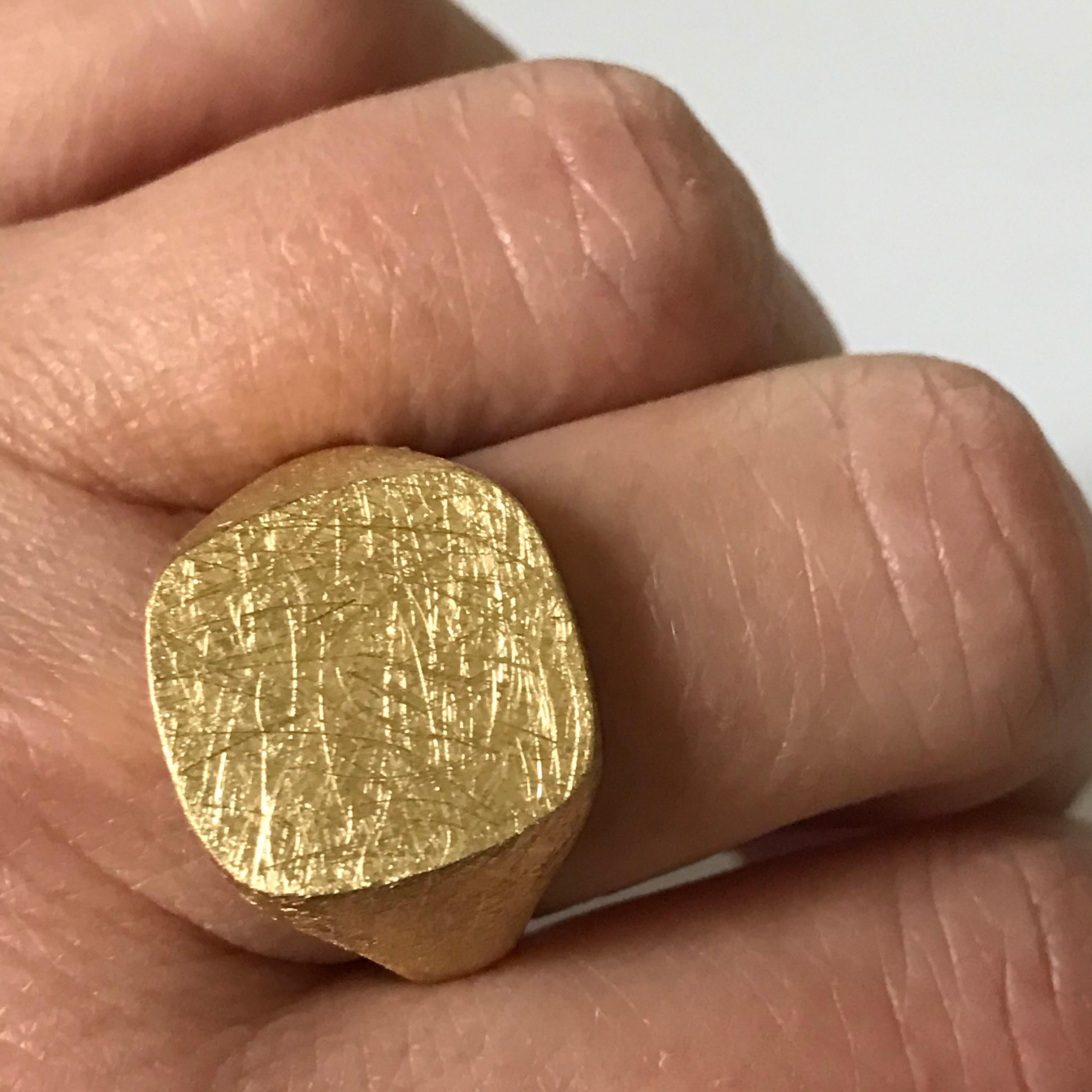 Dalben design 18k solid yellow gold scratch engraved finishing signet ring . 
Ring size 7 1/4 USA - EU 55 . 
Top dimensions :
height 15,5 mm
width 14,5 mm
This ring requires three week from order to be custom-made size.
The ring has been designed