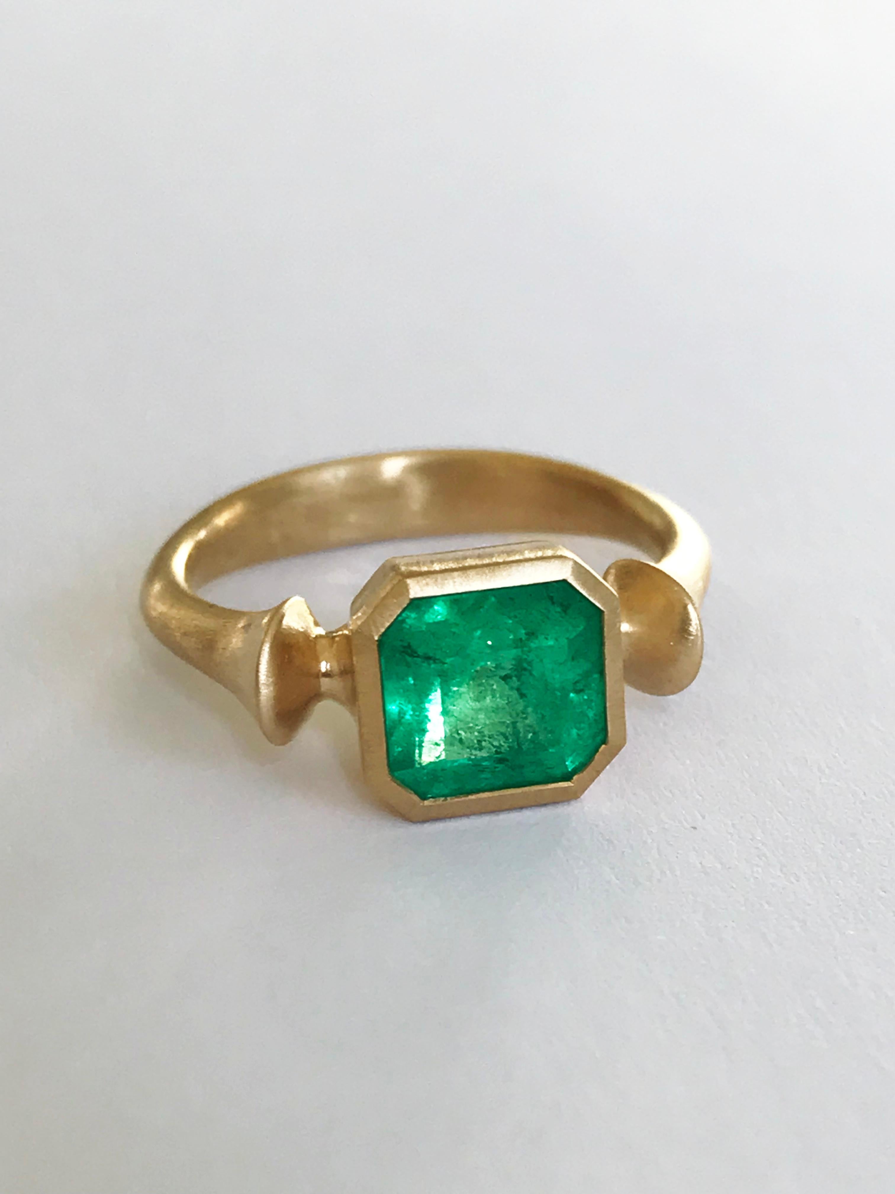 Dalben 1.92 Carat Muzo Colombian Emerald Yellow Gold Ring For Sale 4